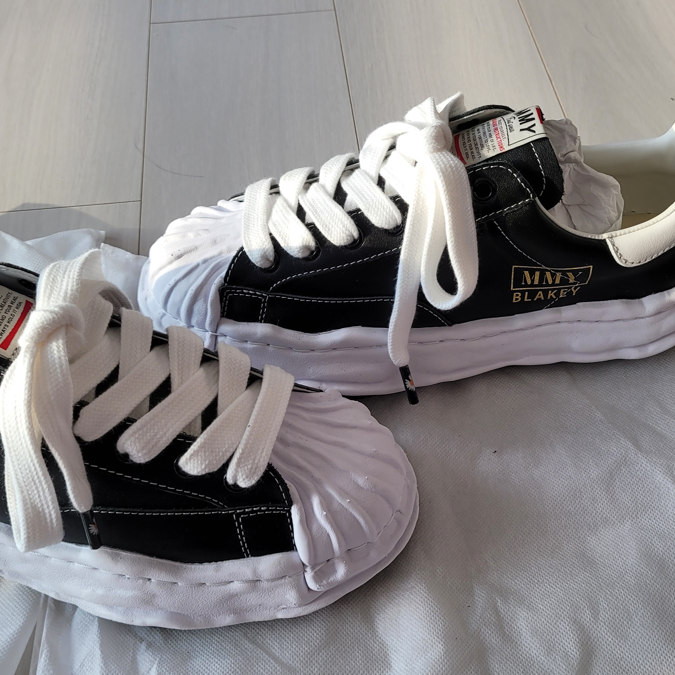 Maison Mihara Yasuhiro Blakey OG Sole Leather Low-top Sneakers Black 착용 스타일 - 2