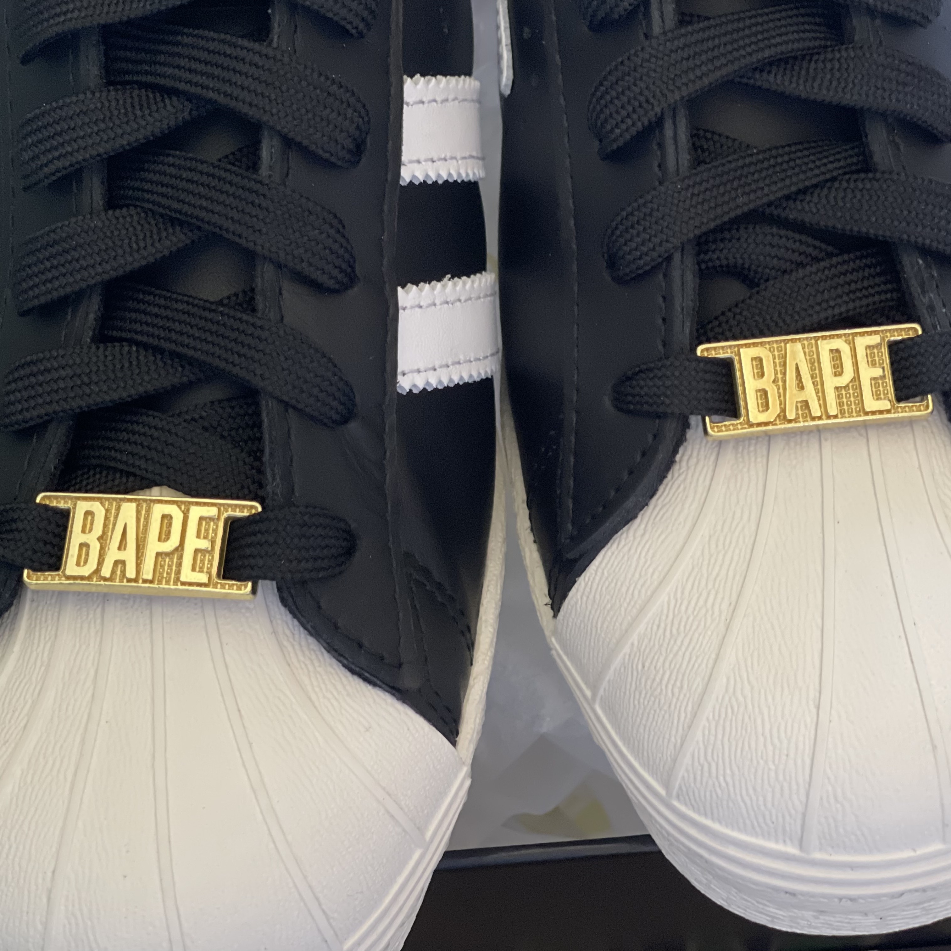 Adidas x BAPE Superstar 80s Core Black Off White 착용 스타일 - 1