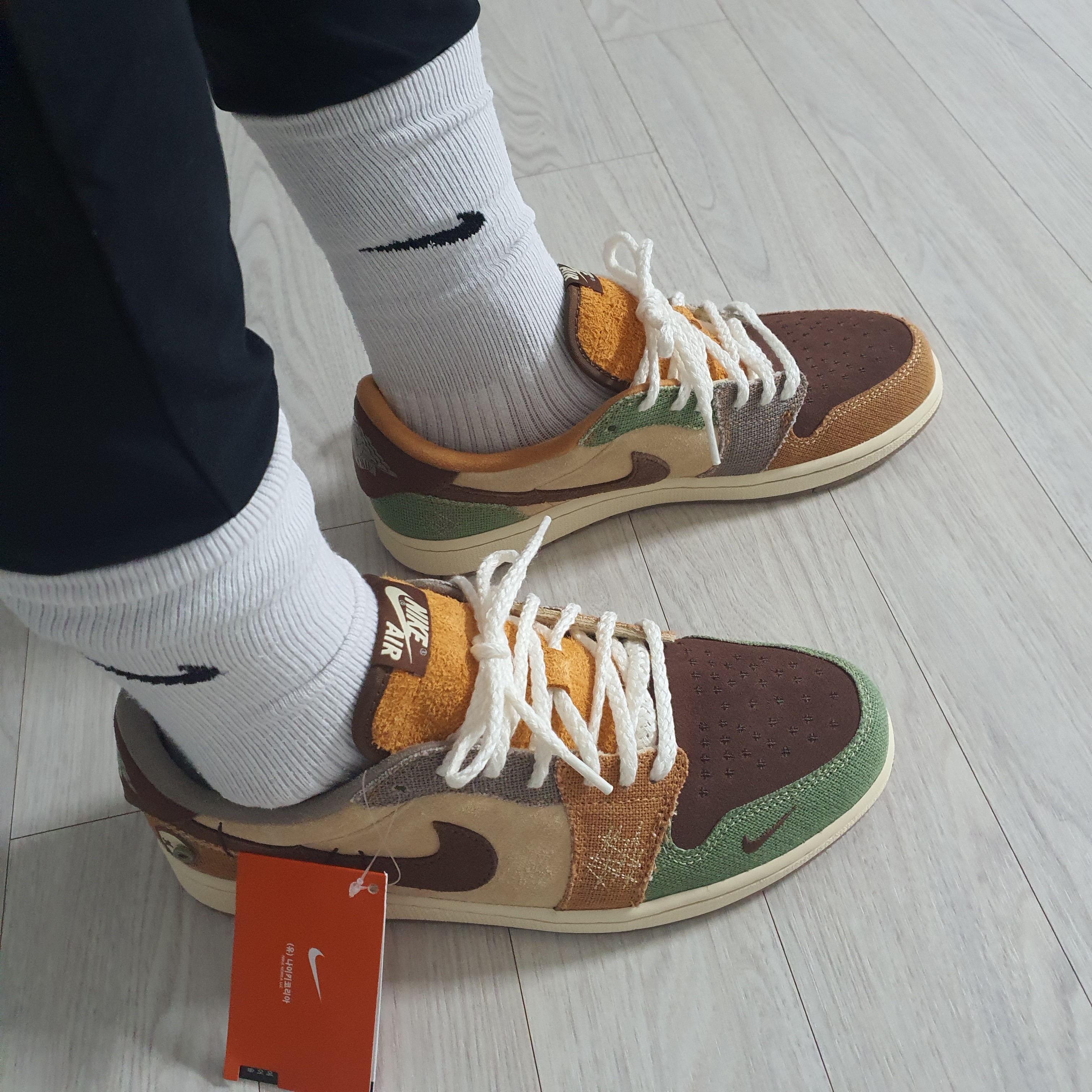 Jordan 1 x Zion Williamson Retro Low OG Flax and Oil Green 착용 스타일 - 1