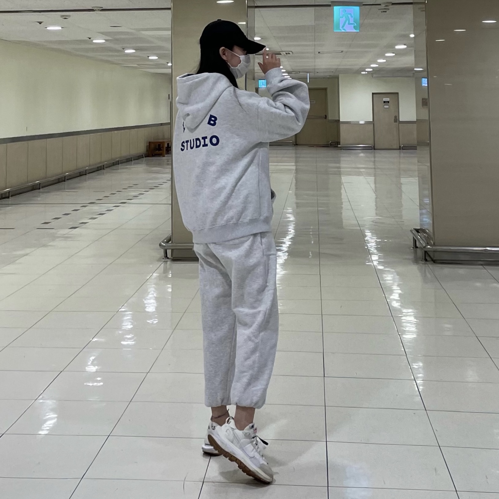 IAB Studio Hoodie Light Gray, Nike x Sacai VaporWaffle White and Gum 착용 스타일 - 1