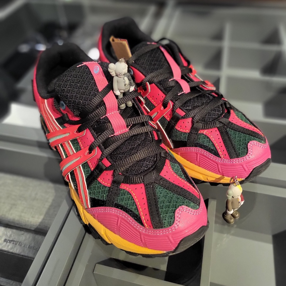 Asics x Andersson Bell Gel-Sonoma 15-50 Bright Rose Evergreen, Kaws Tokyo First Companion Flayed Keychain (Set of 3) 착용 스타일 - 1
