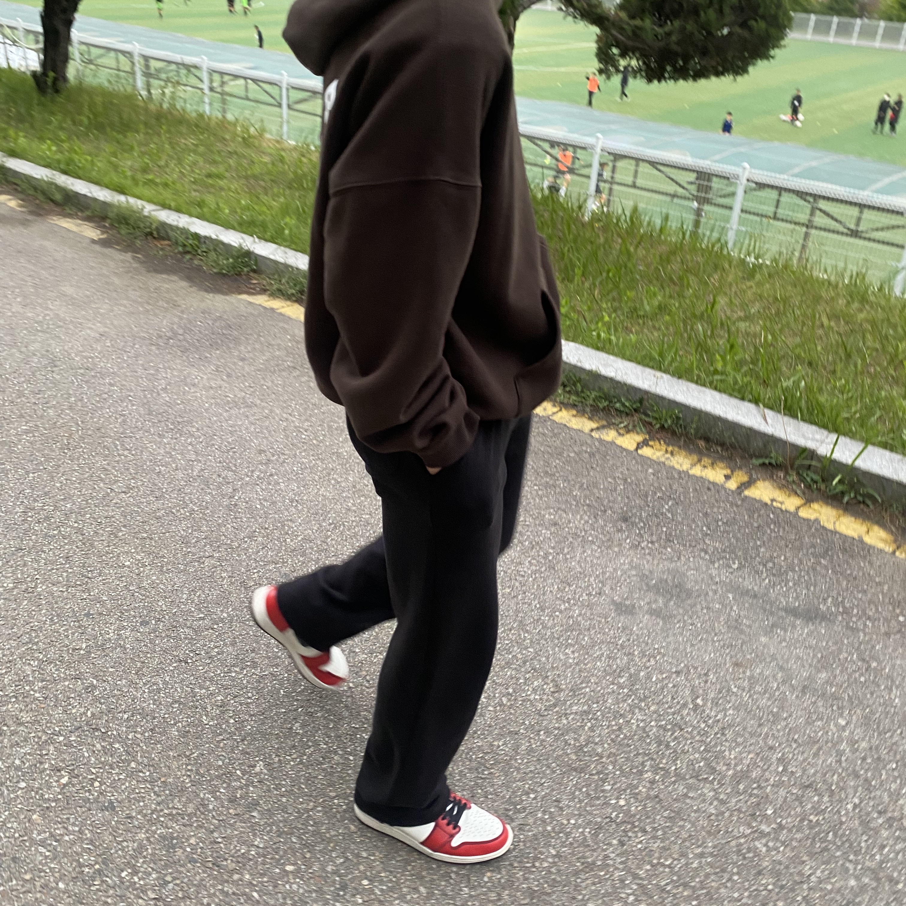 IAB Studio Hoodie Brown, Nike x Peaceminusone Air Force 1 Low Para-Noise 착용 스타일 - 3
