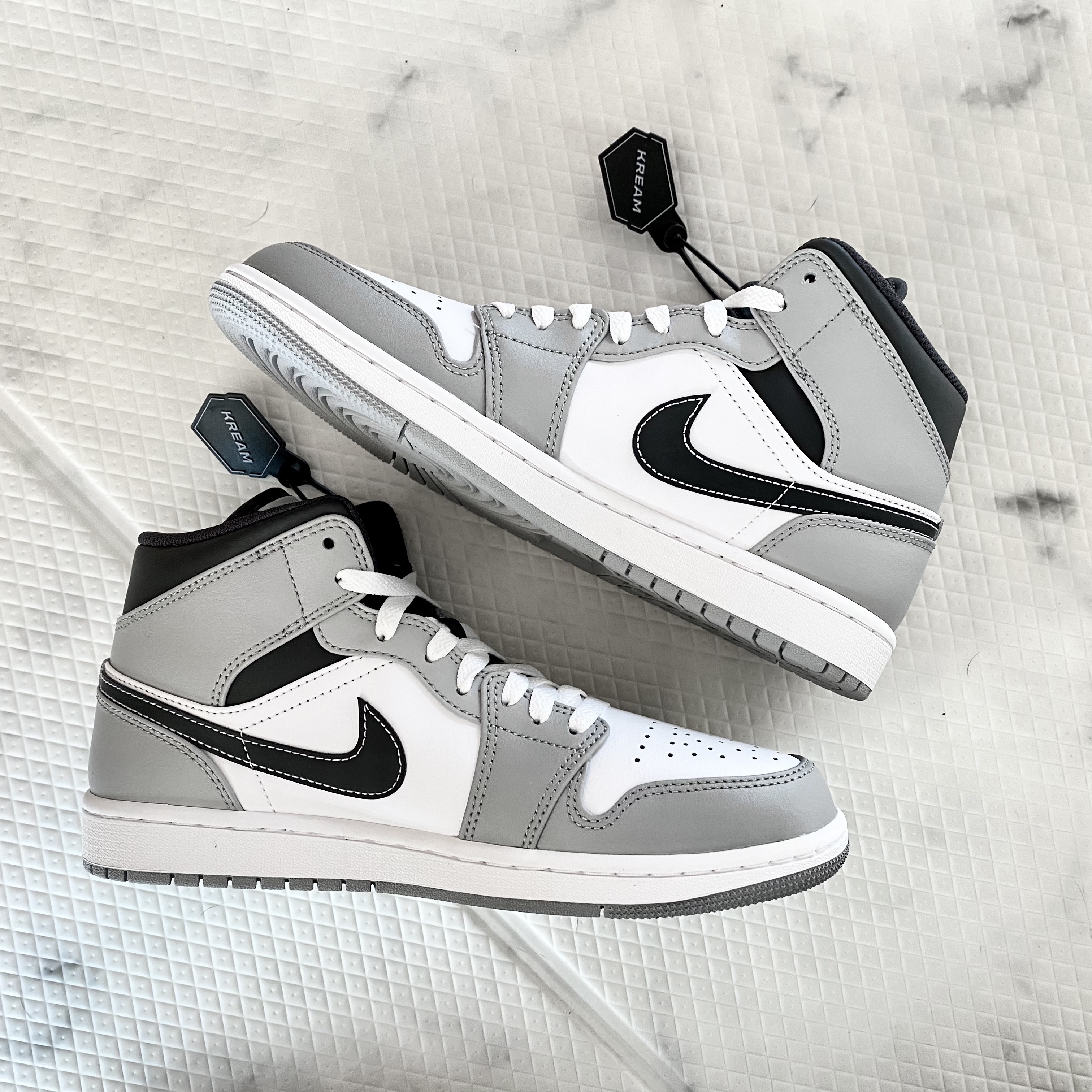 Jordan 1 Mid Light Smoke Grey Anthracite 착용 스타일 - 2