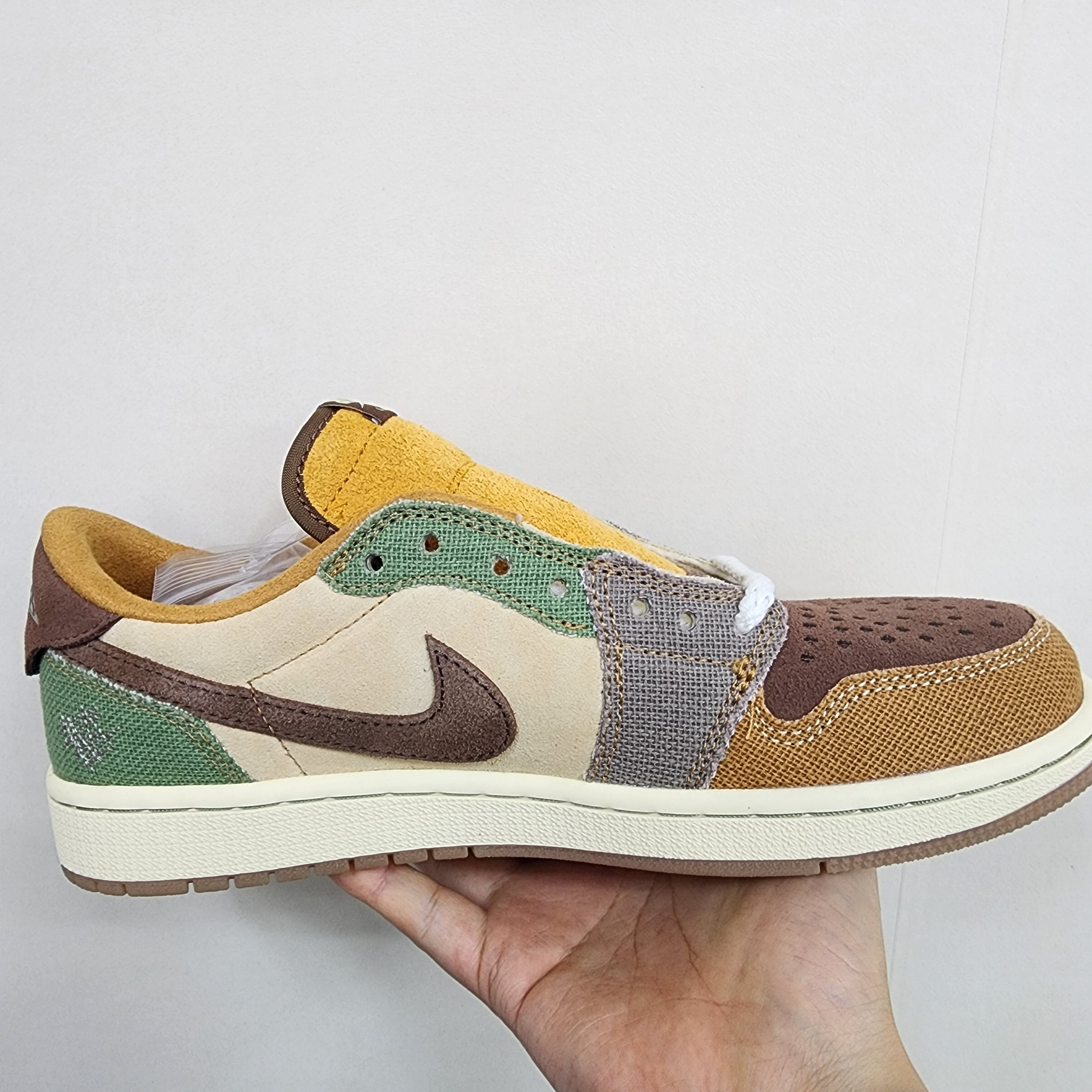 Jordan 1 x Zion Williamson Retro Low OG Flax and Oil Green 착용 스타일 - 1