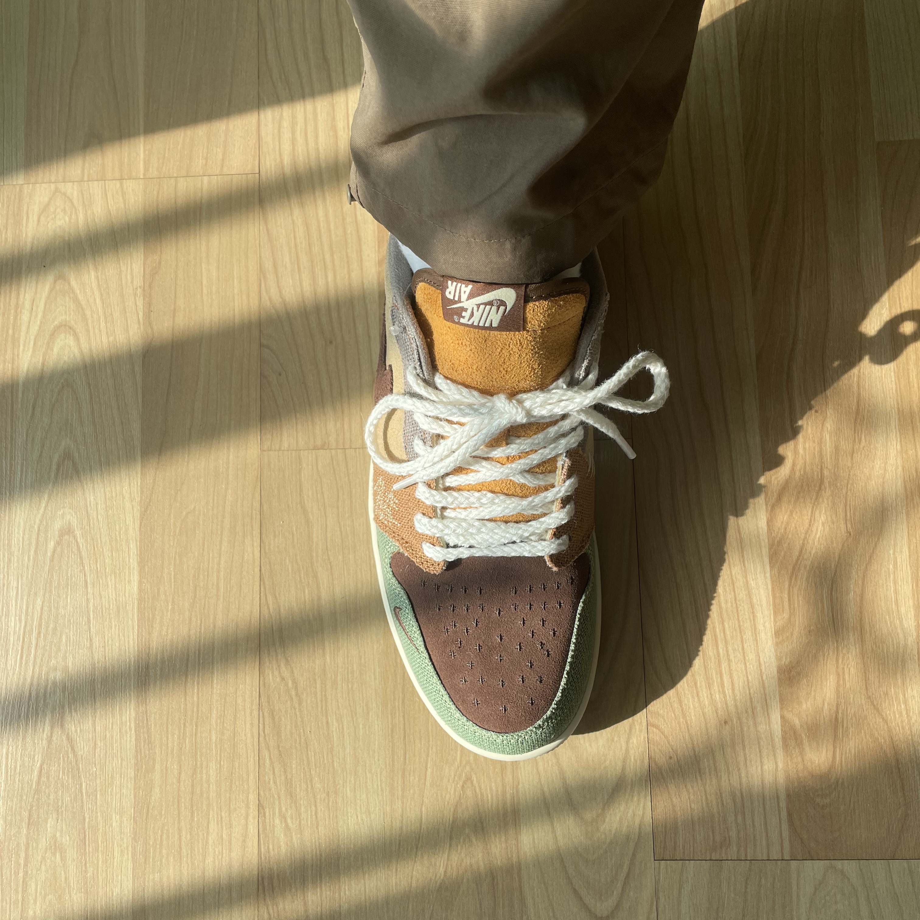 Jordan 1 x Zion Williamson Retro Low OG Flax and Oil Green 착용 스타일 - 3