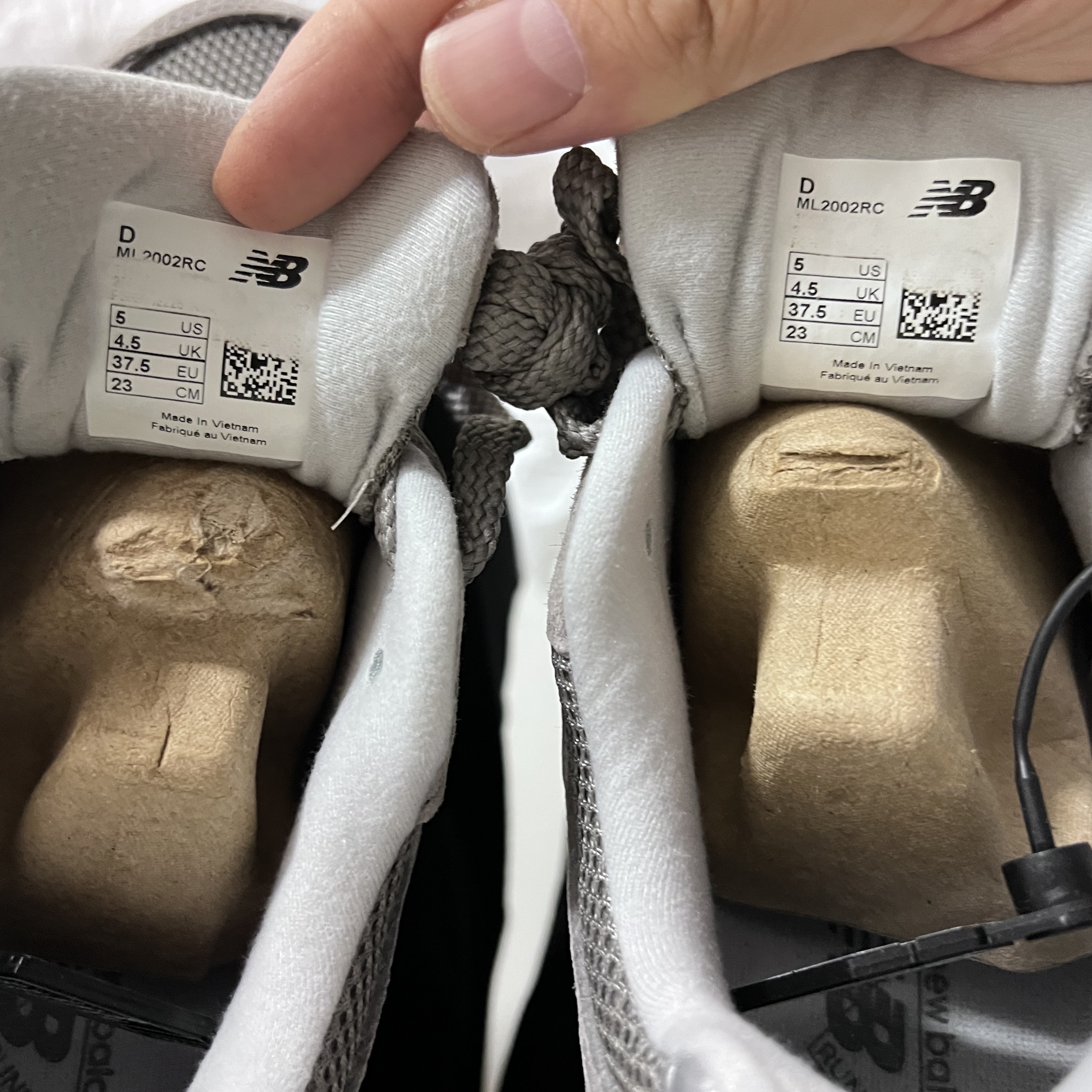 New Balance 2002R Grey 착용 스타일 - 1