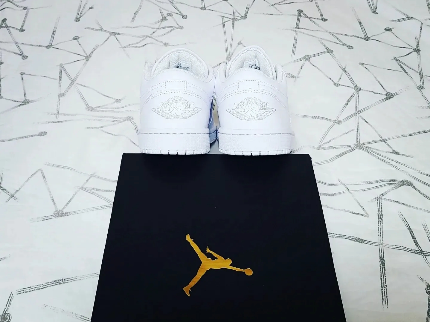 Jordan 1 Low Triple White 착용 스타일 - 5