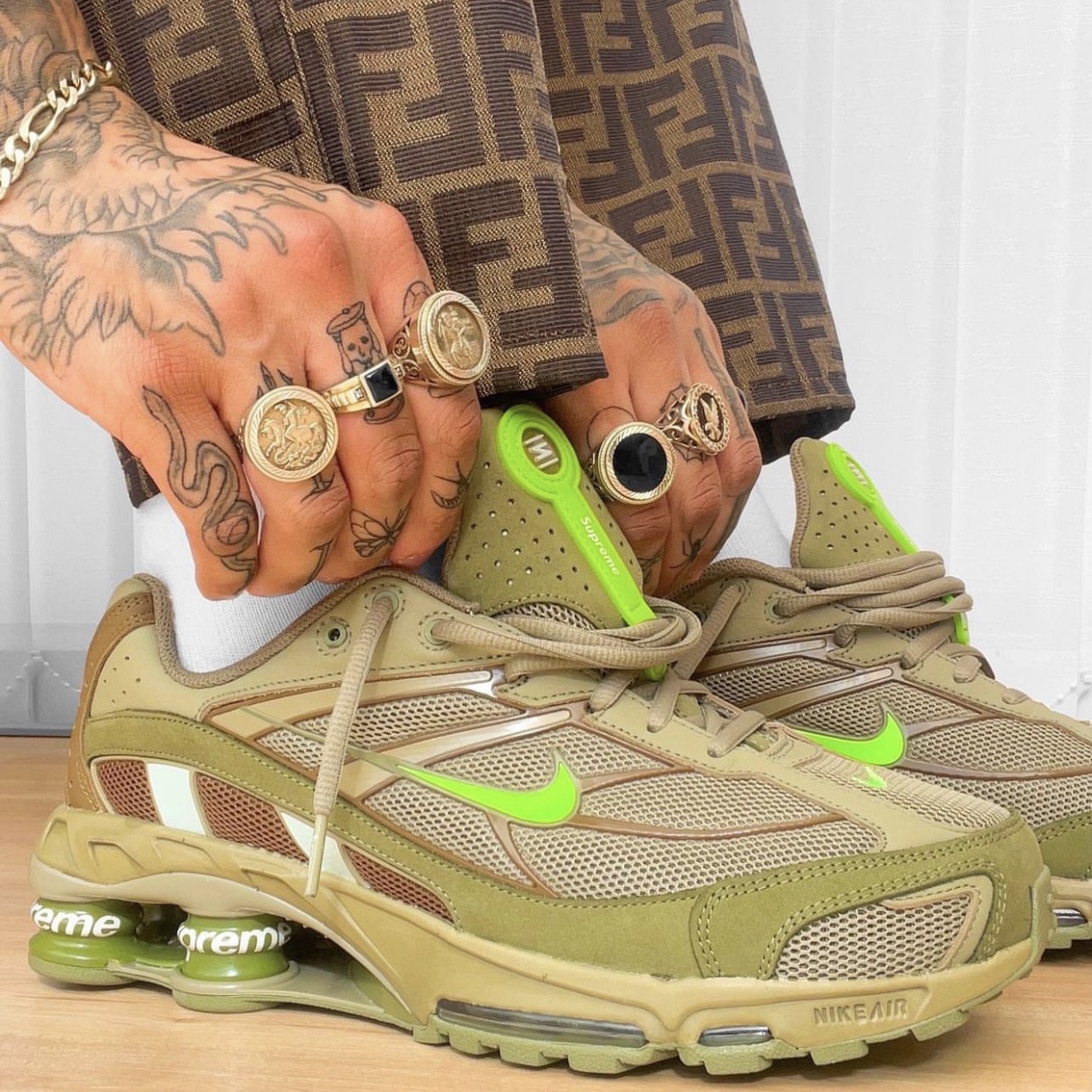Nike x Supreme Shox Ride 2 SP Neutral Olive 착용 스타일 - 2