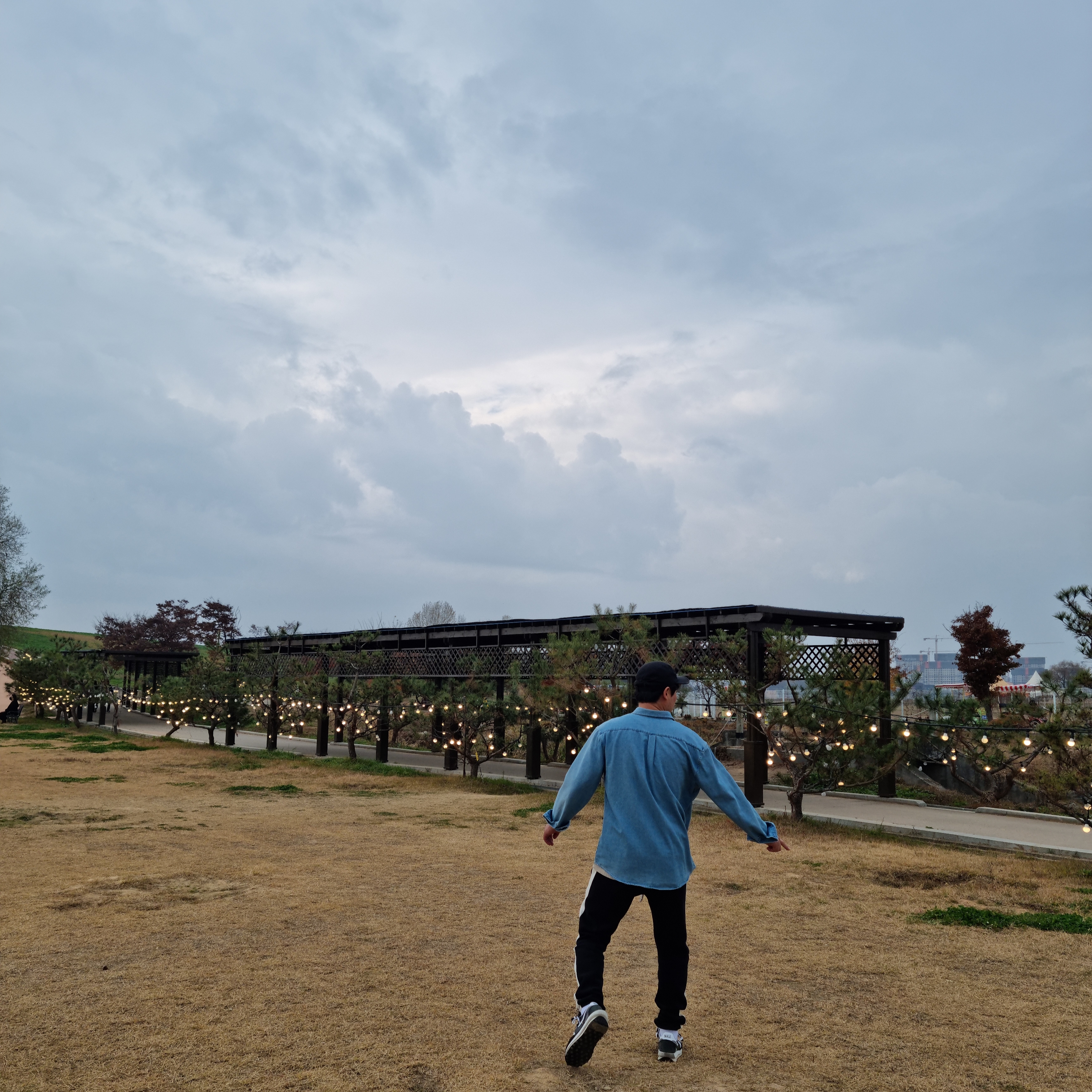 Nike x Sacai LDWaffle Black 착용 스타일 - 3