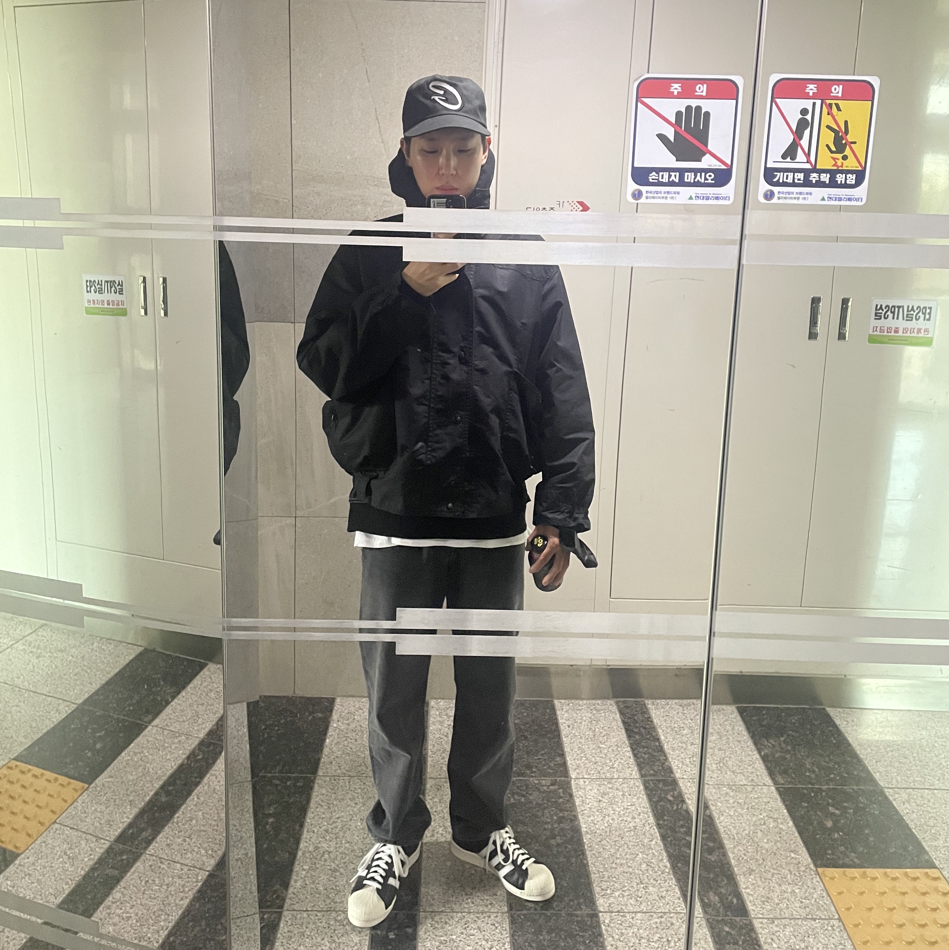 Adidas Superstar 82 Black White 착용 스타일