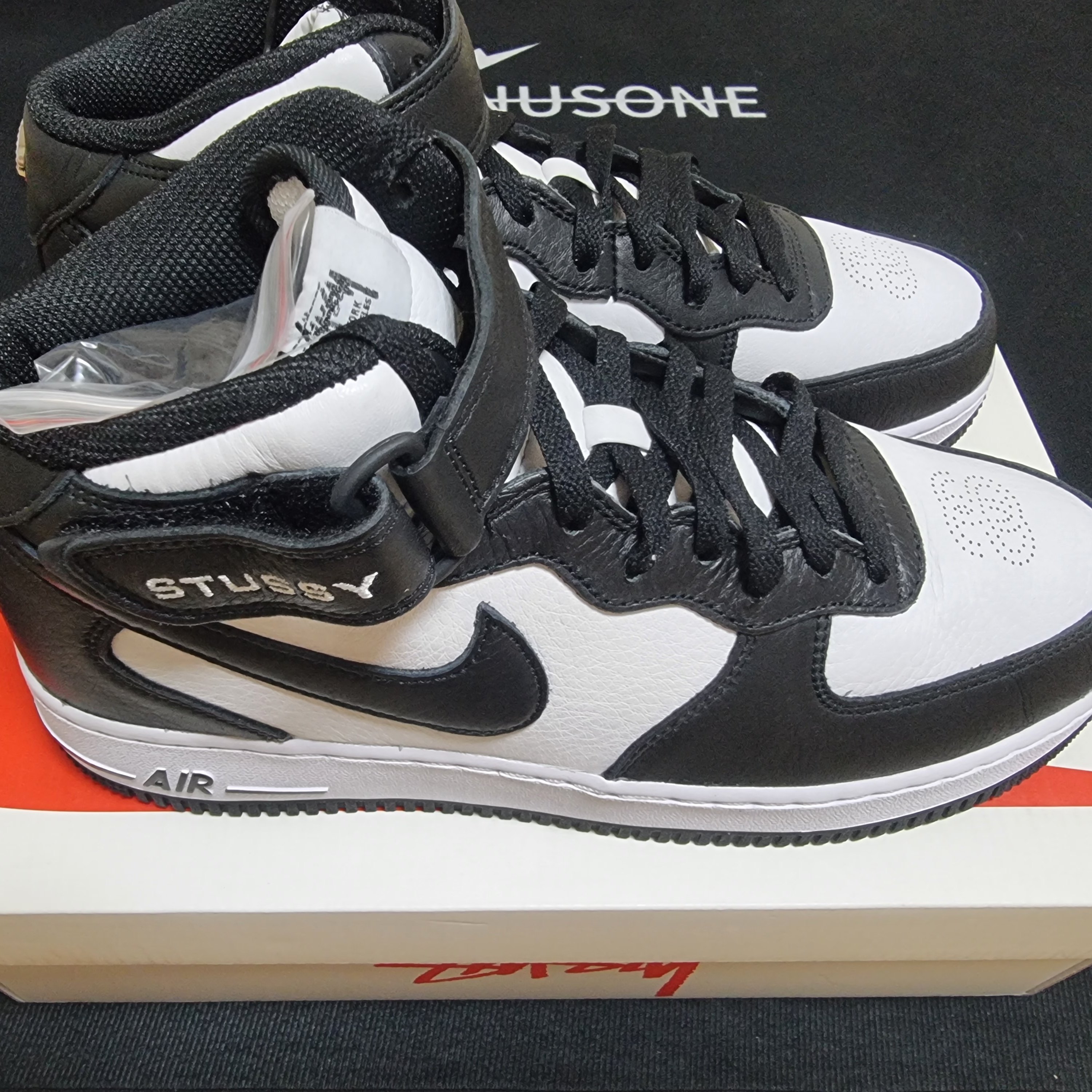 Nike x Stussy Air Force 1 '07 Mid SP Black and Light Bone 착용 스타일