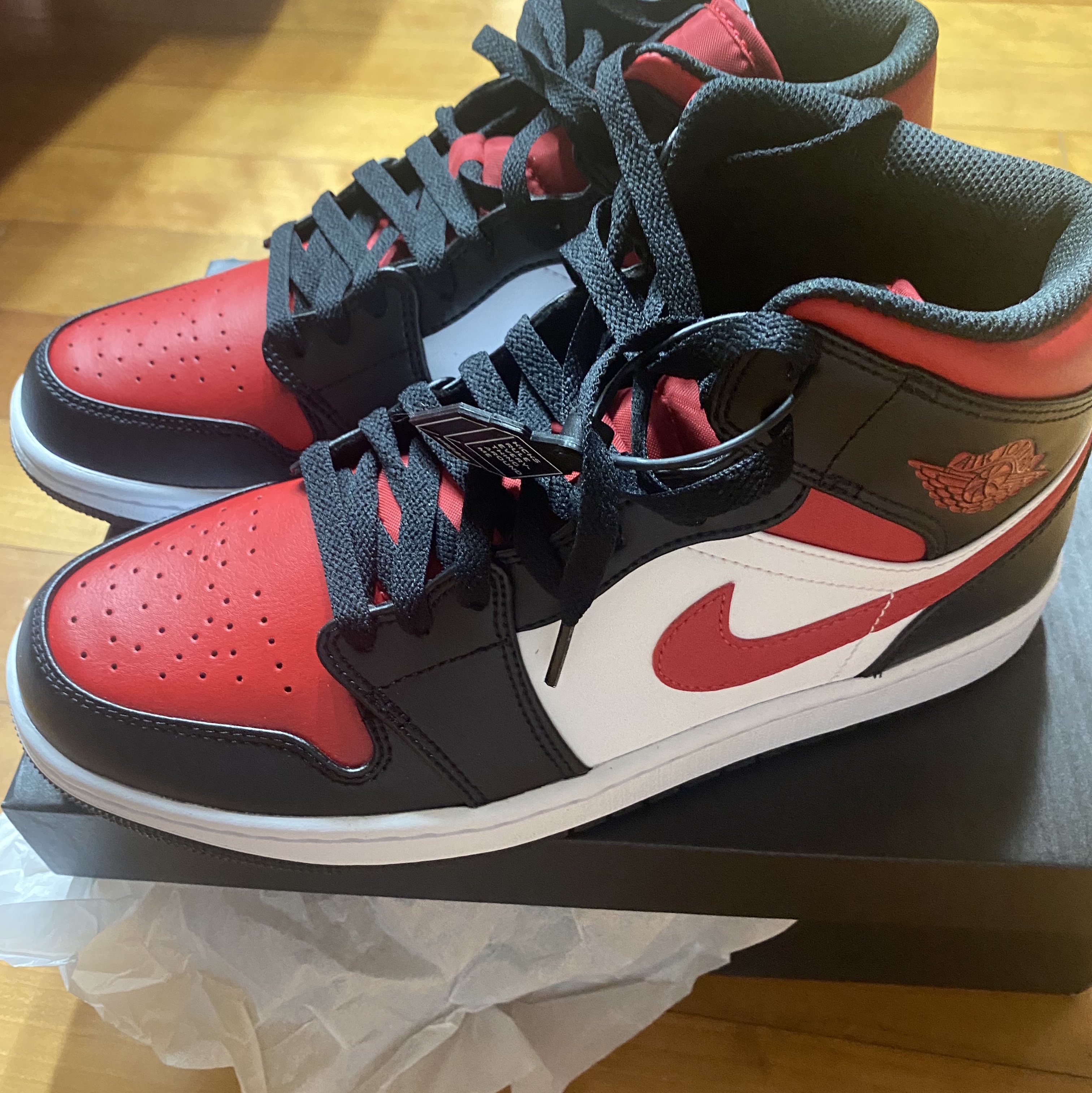 Jordan 1 Mid Black Fire Red 착용 스타일