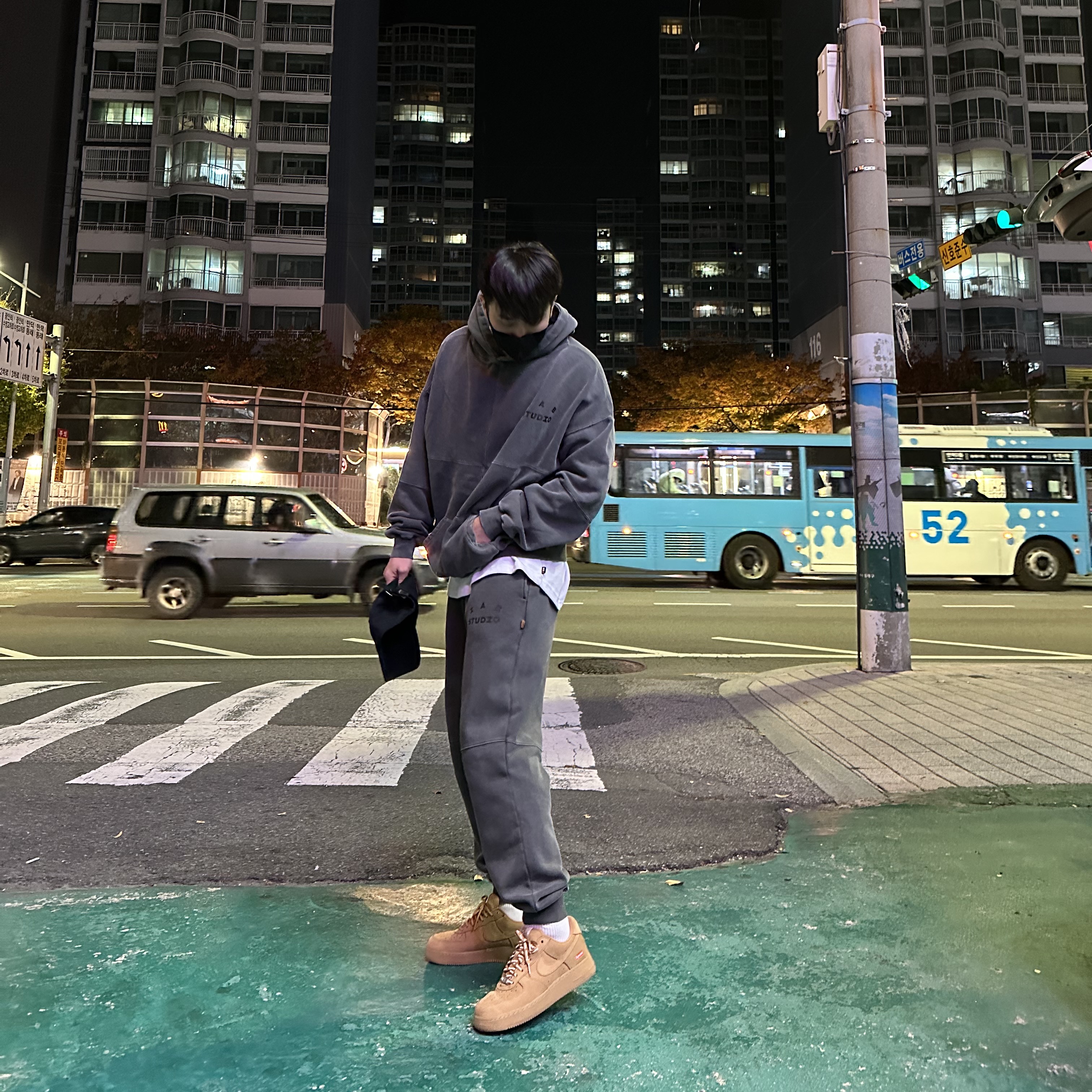IAB Studio Blocked Pigment Hoodie Black, IAB Studio Blocked Pigment Sweatpants Black 착용 스타일