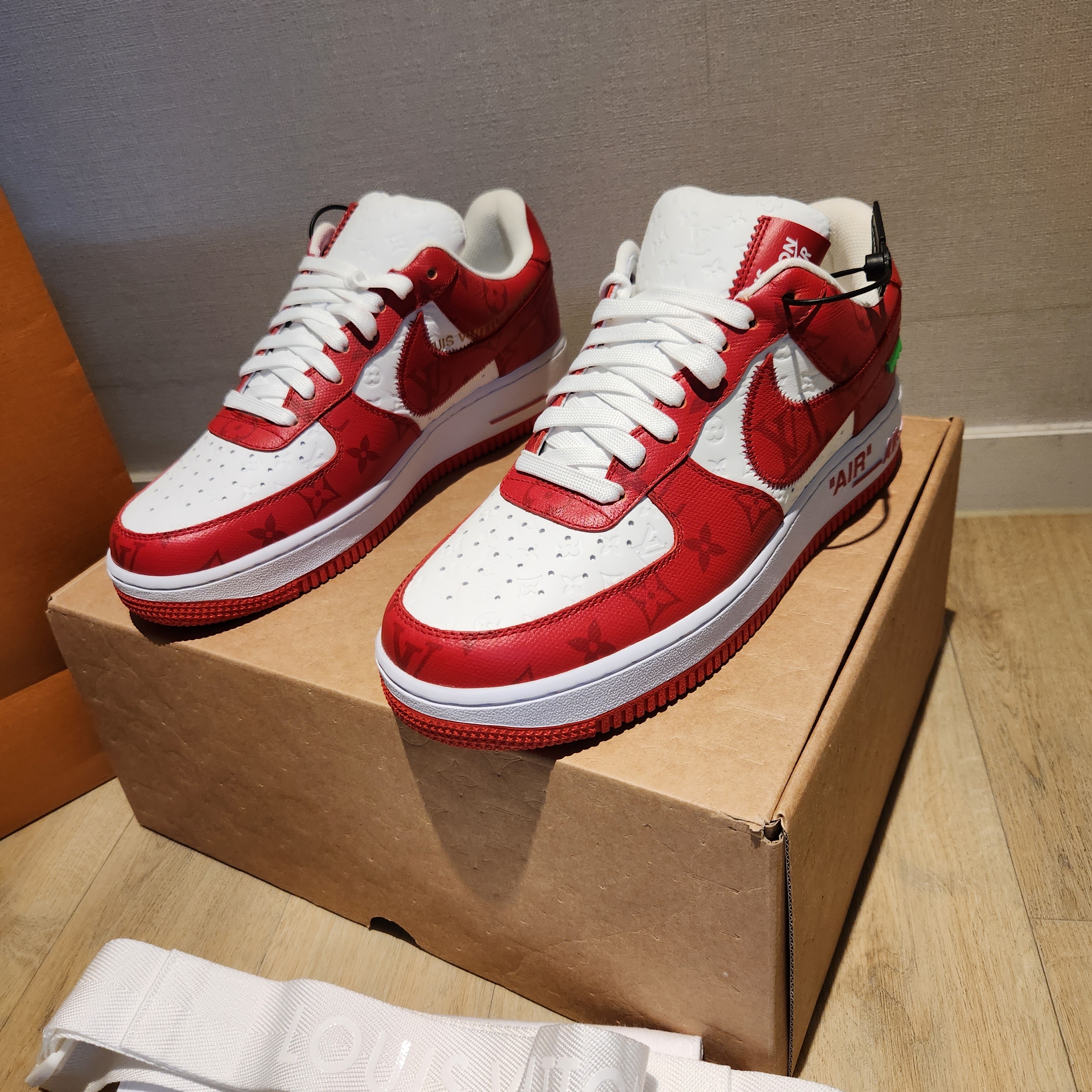 Louis Vuitton x Nike Air Force 1 Low by Virgil Abloh White Comet Red 착용 스타일 - 1