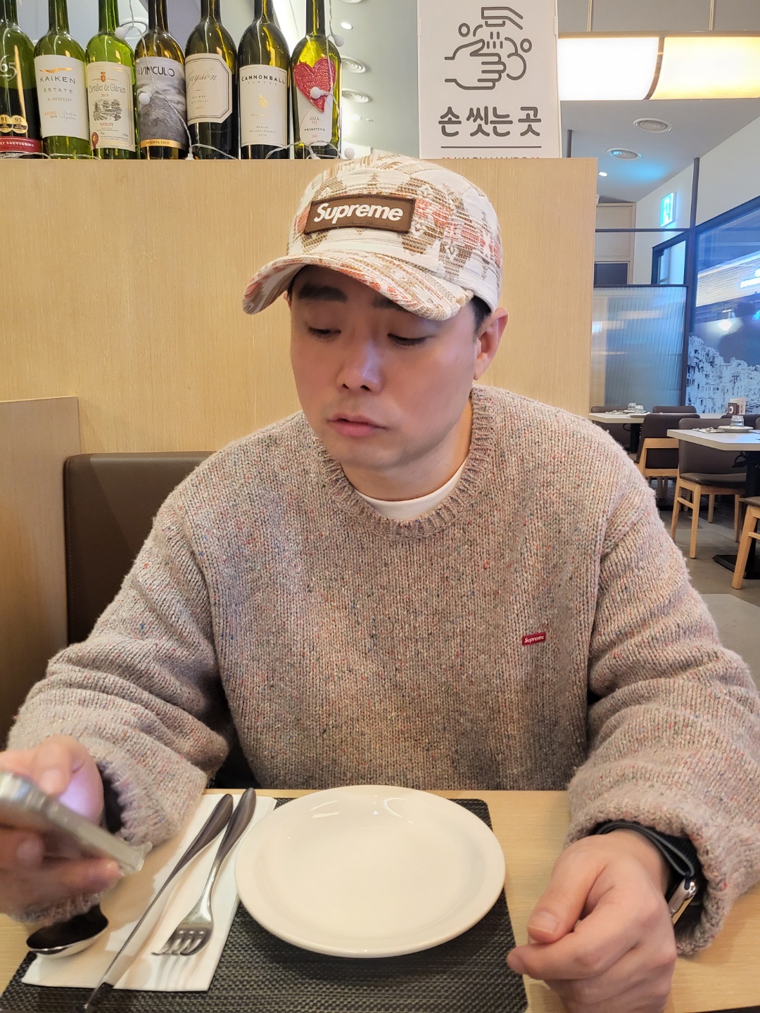 Dior Shoulder Strap Pouch Beige & Black Dior Oblique Jacquard, Supreme Woven Pattern Camp Cap Tan - 22FW 착용 스타일 - 3