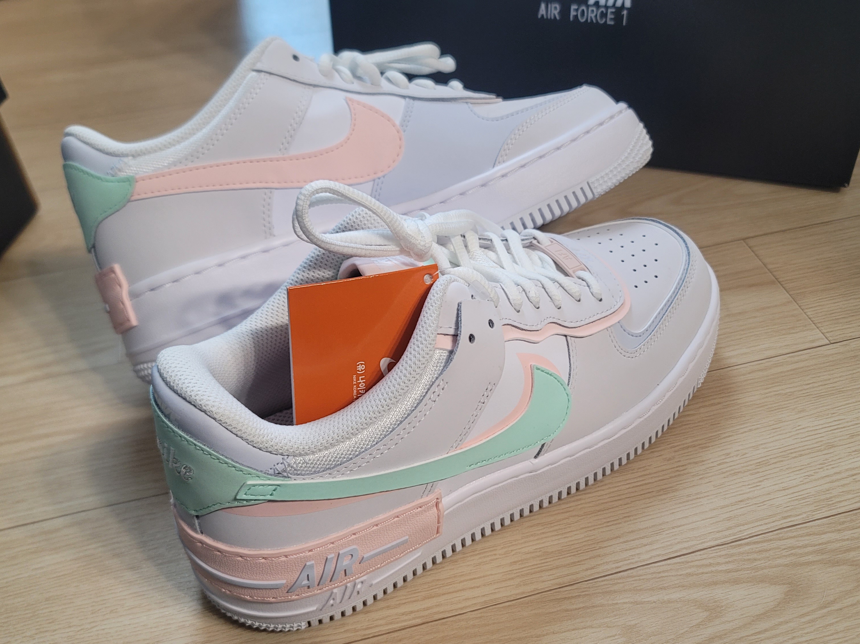 (W) Nike Air Force 1 LXX Flax, (W) Nike Air Force 1 Shadow White Atmosphere Mint 착용 스타일 - 3