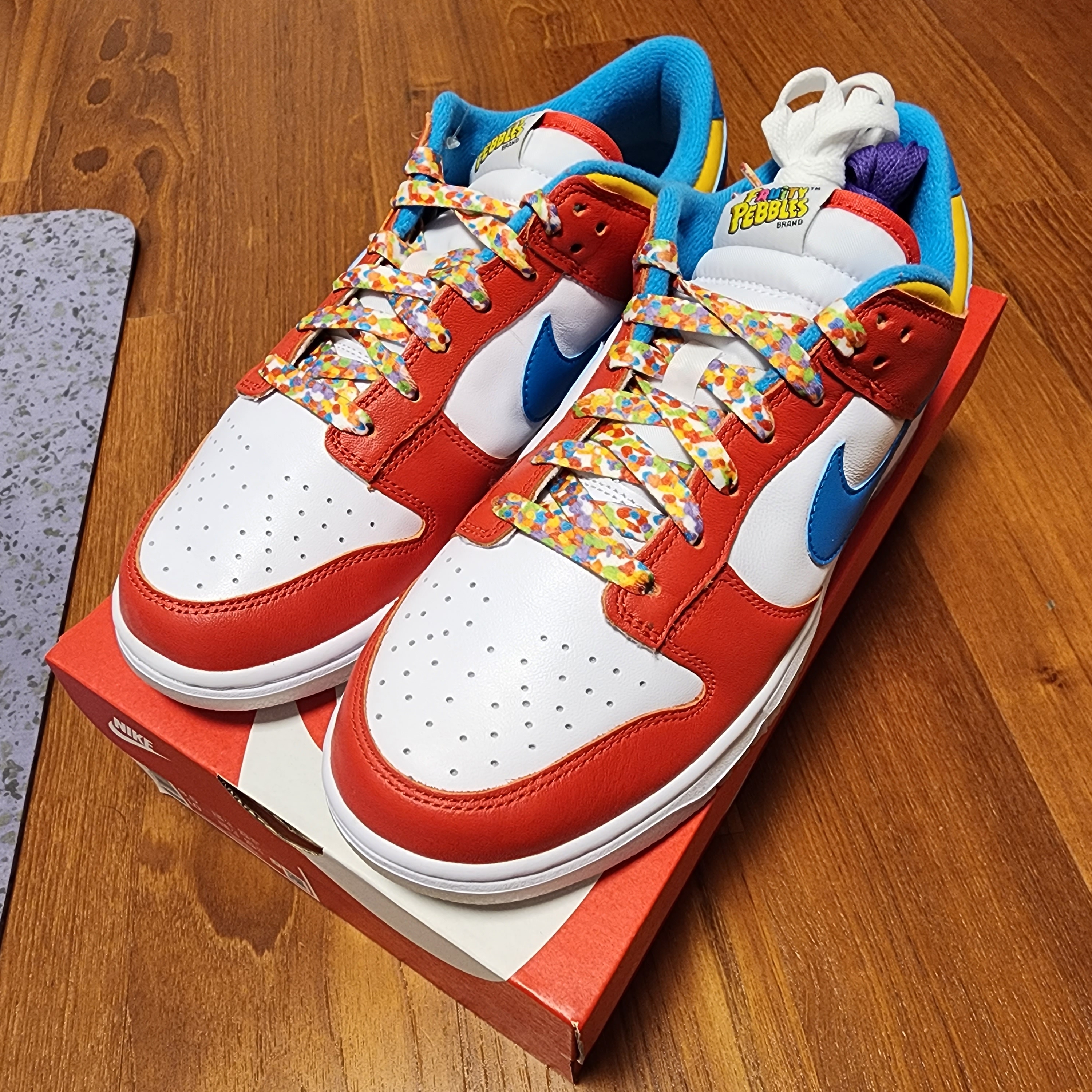 Nike x LeBron James x Fruity Pebbles Dunk Low QS Habanero Red 착용 스타일 - 3
