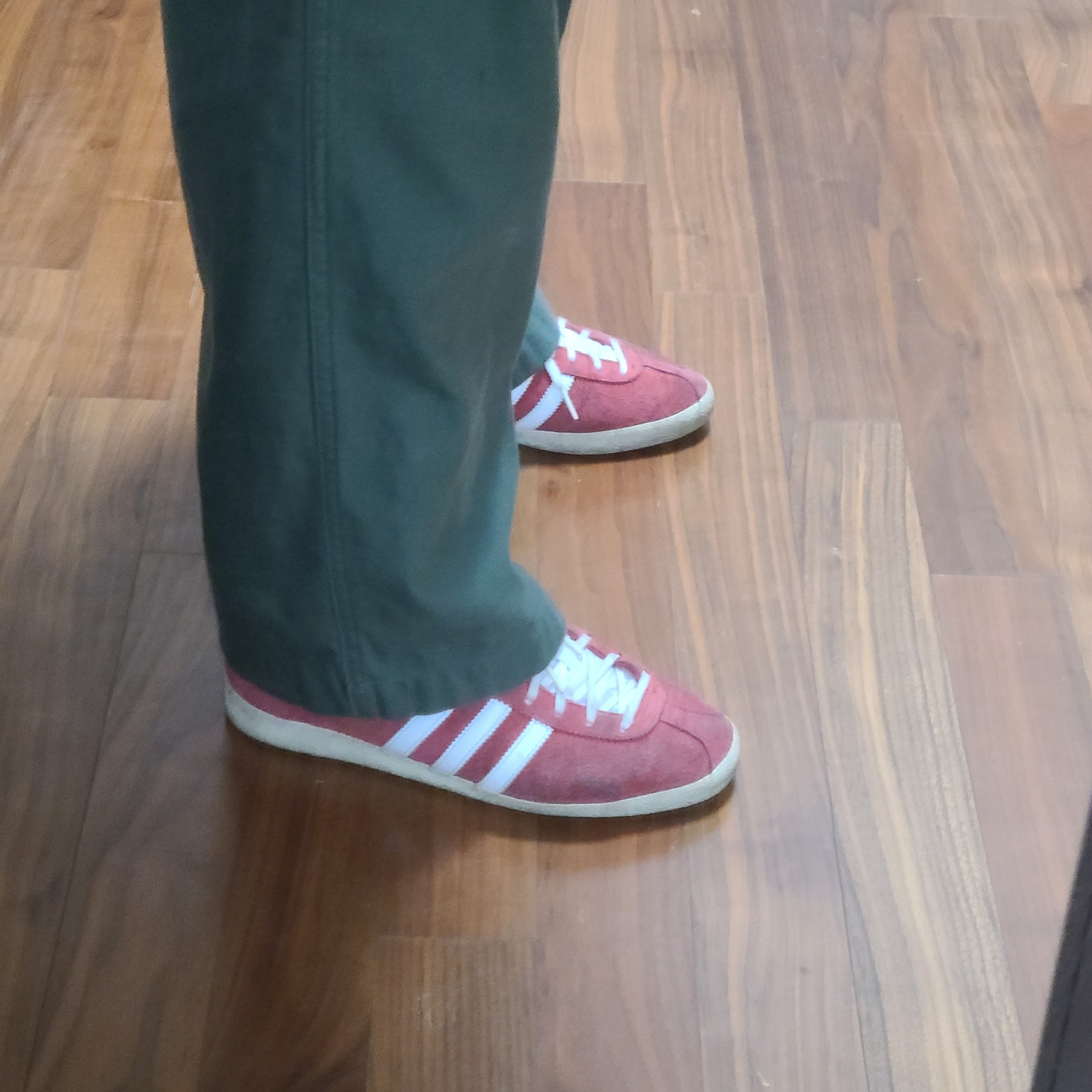 Adidas Gazelle OG University Red 착용 스타일 - 1