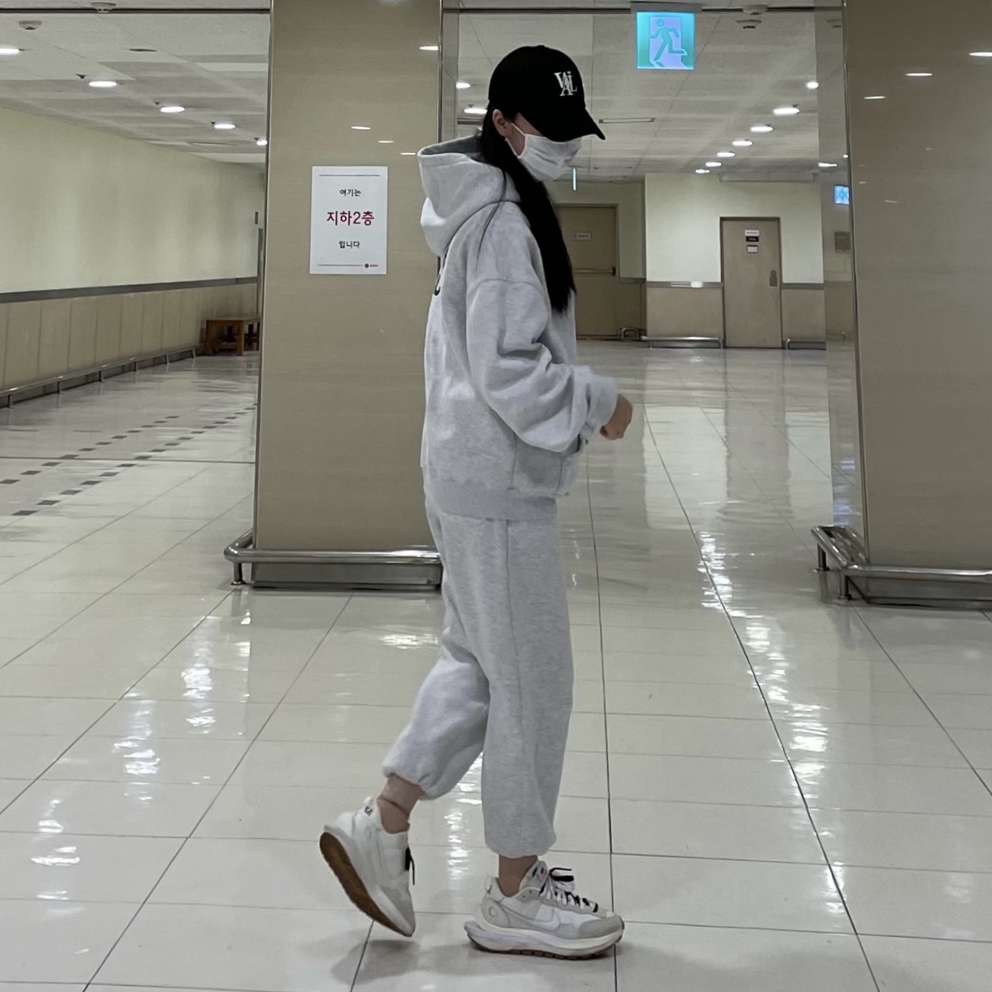 IAB Studio Hoodie Light Gray, Nike x Sacai VaporWaffle White and Gum 착용 스타일 - 2