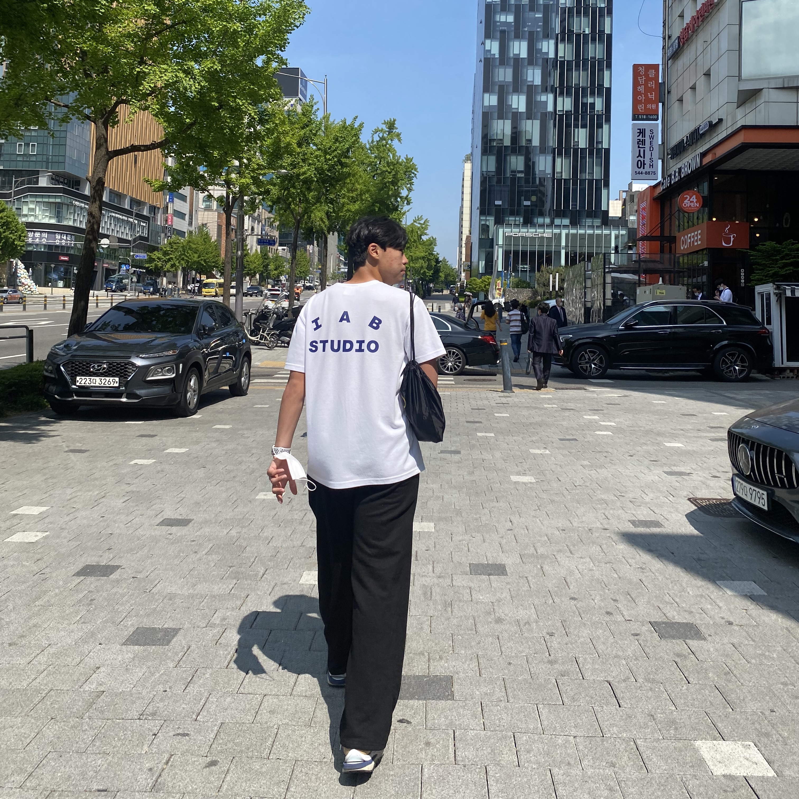 IAB Studio T-Shirt White, Jordan 1 Retro High OG Defiant SB LA to Chicago 착용 스타일 - 3