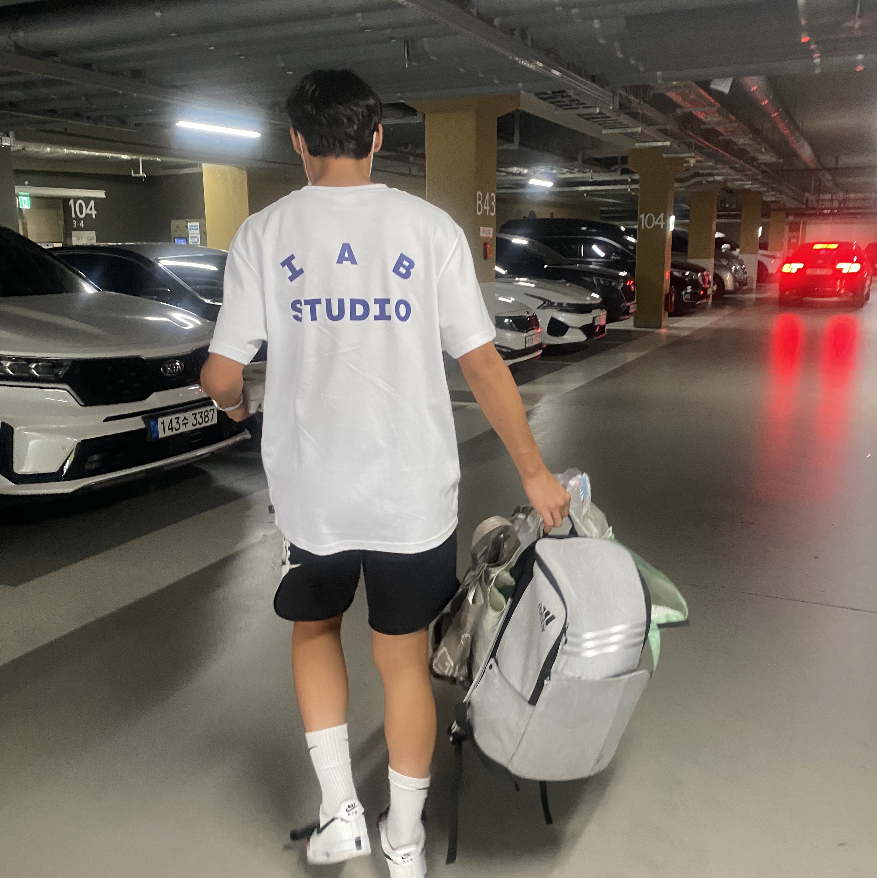 IAB Studio T-Shirt White, Jordan 1 Retro High OG Defiant SB LA to Chicago 착용 스타일 - 2