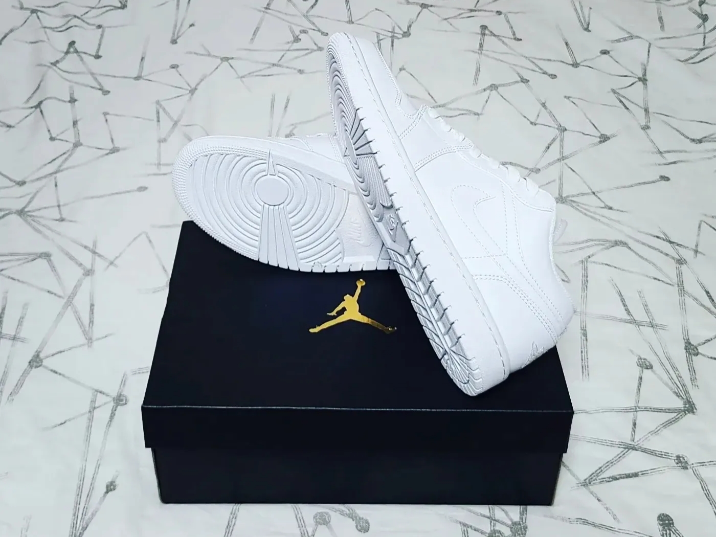 Jordan 1 Low Triple White 착용 스타일 - 4