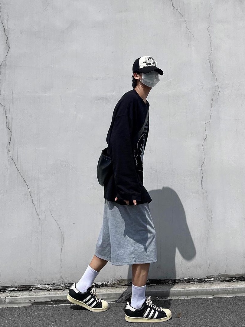 Adidas Superstar Premium Black White 착용 스타일 - 2