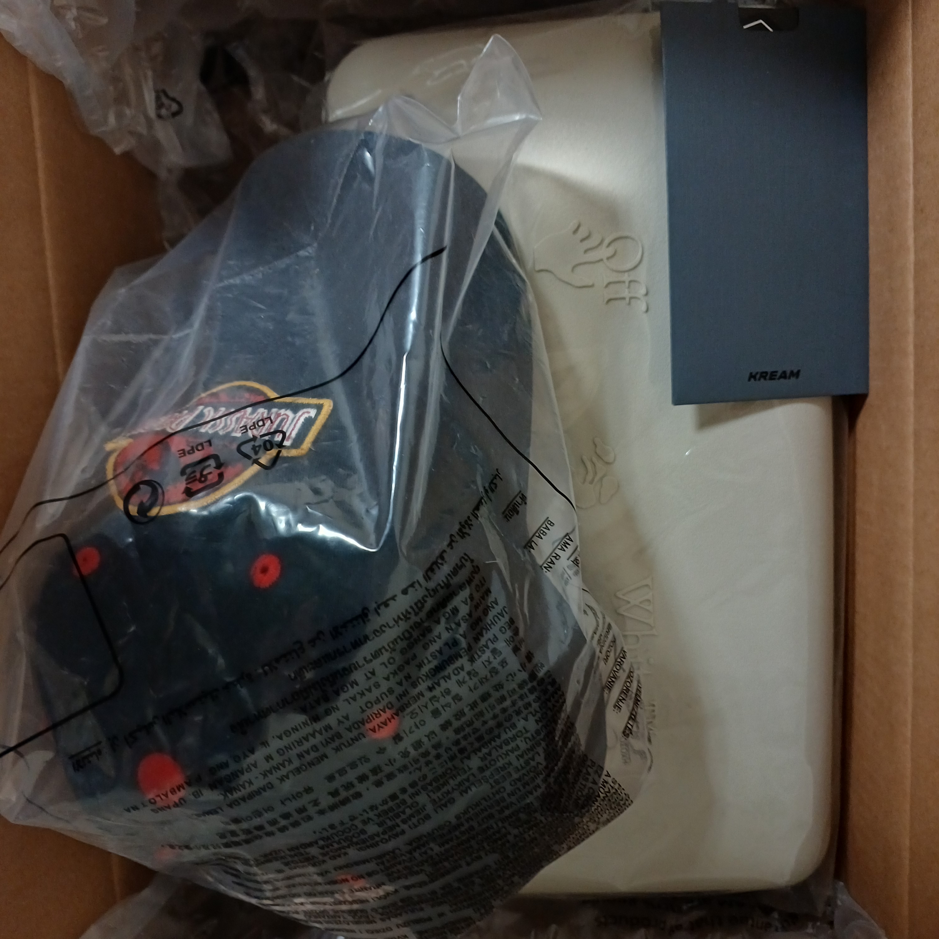 Off-White x Amore Pacific Protection Box (Without Cosmetics) 착용 스타일