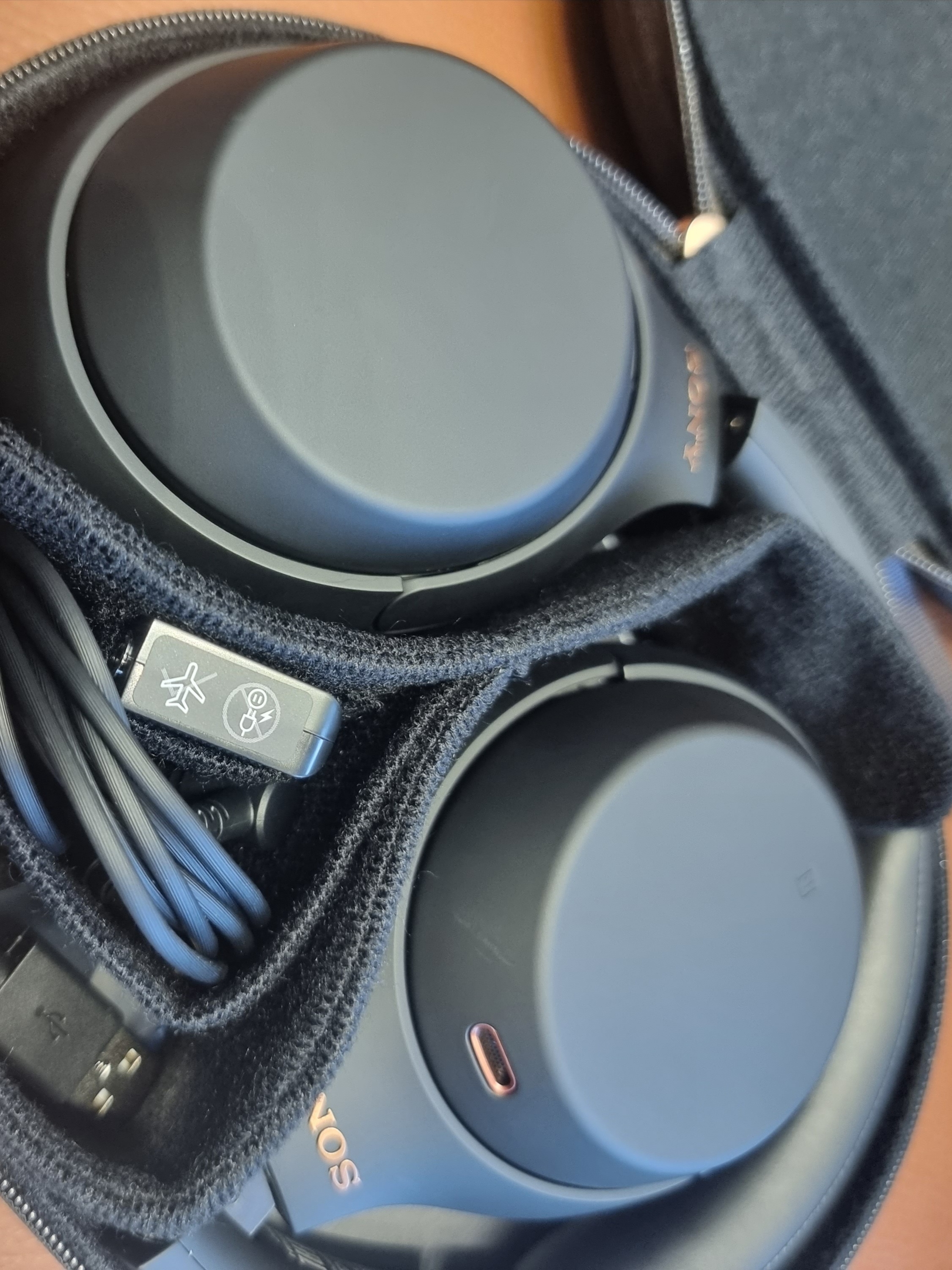 Sony WH-1000XM4 Black (Korean Ver.) 착용 스타일 - 2