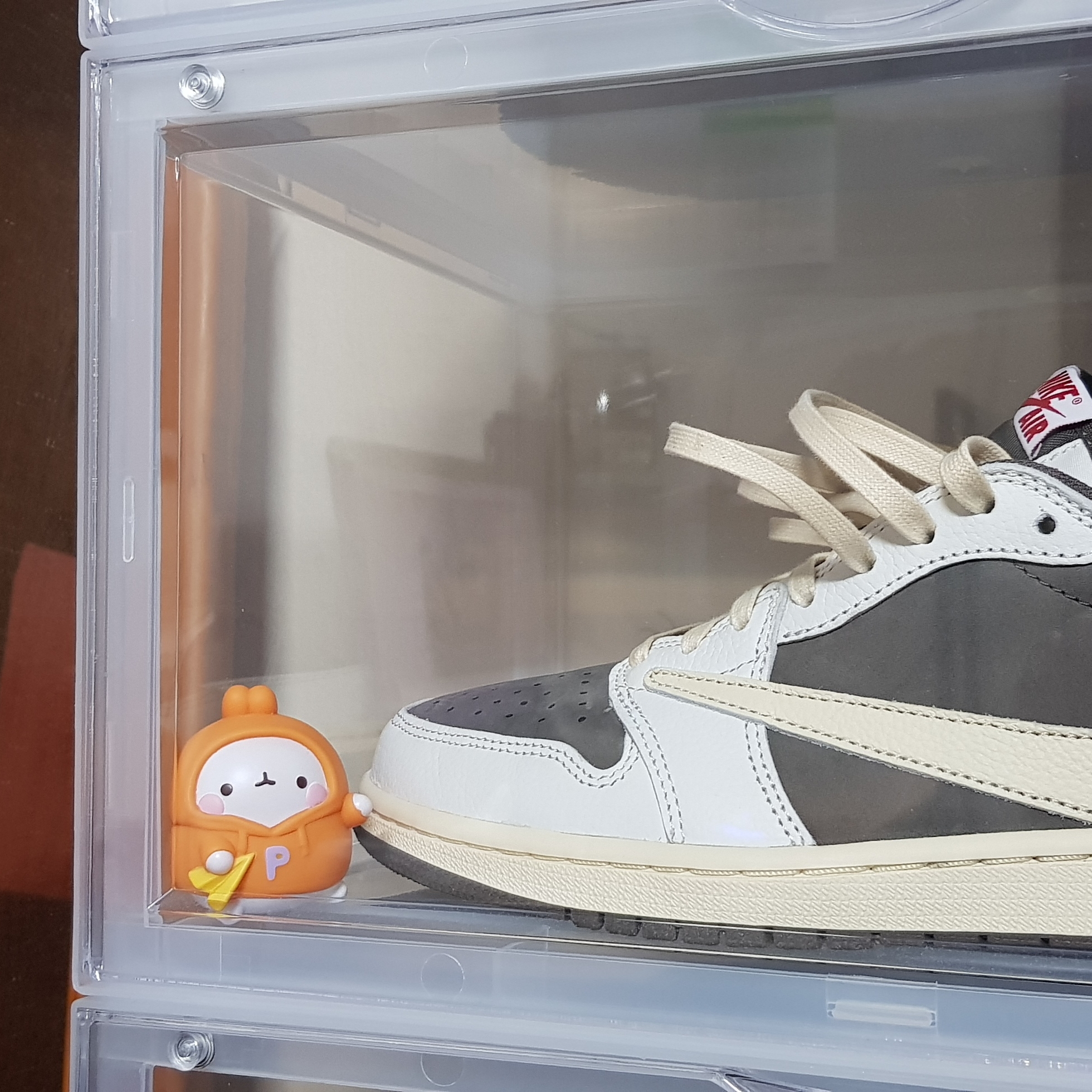 Jordan 1 x Travis Scott Retro Low OG SP Sail and Ridgerock 착용 스타일