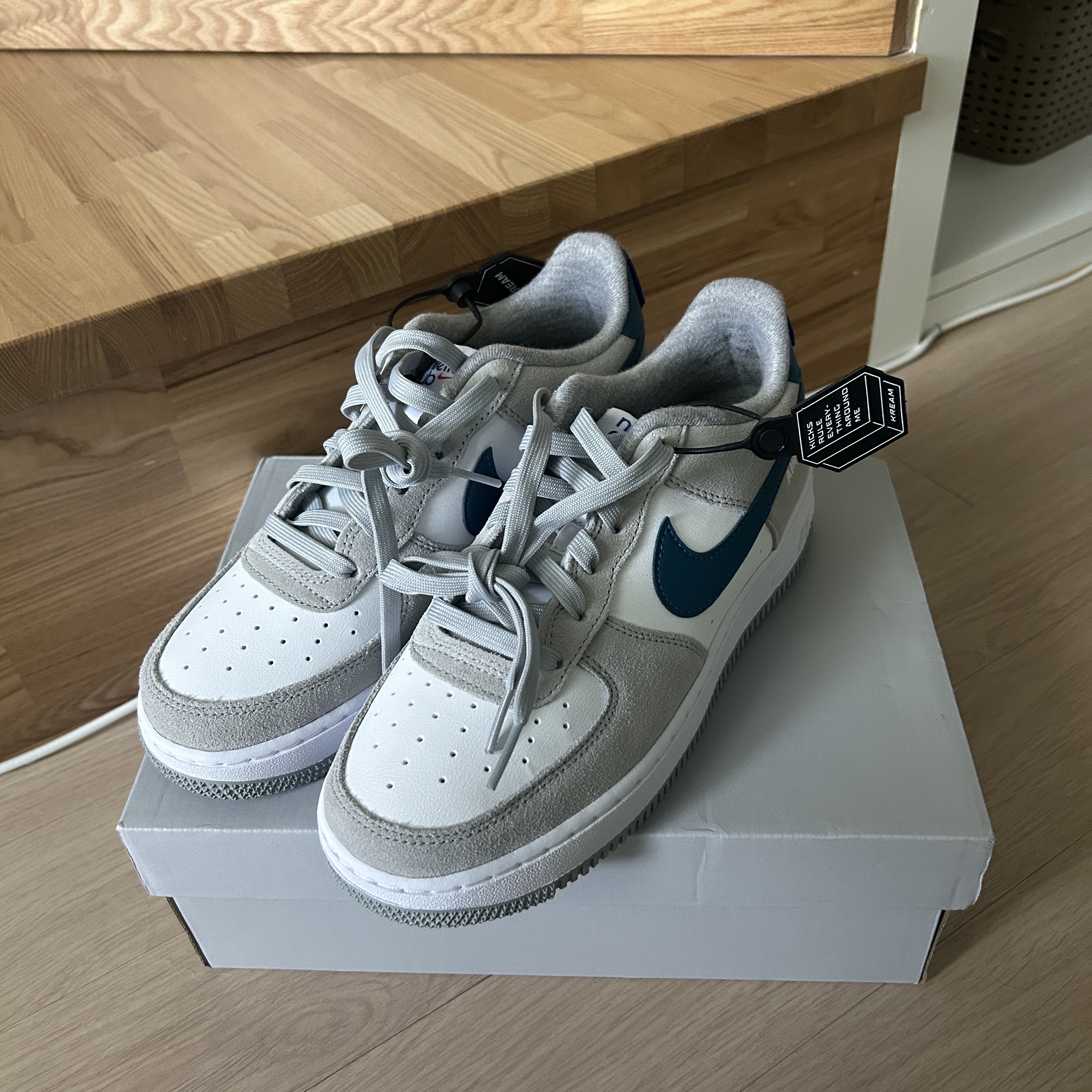 (GS) Nike Air Force 1 LV8 Athletic Club Light Smoke Grey Marina 착용 스타일 - 2