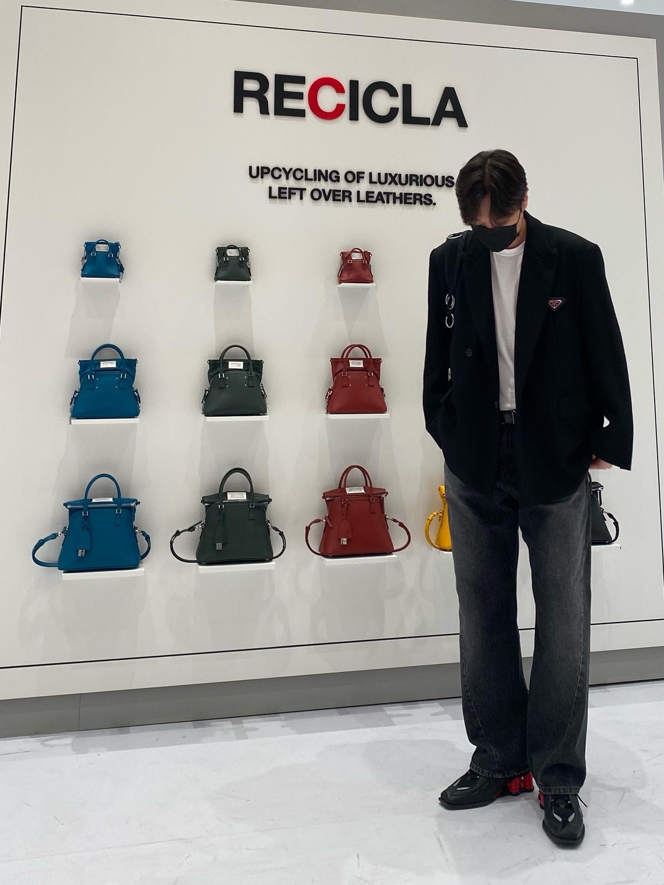 Prada Enameled Triangle Pin with Saffiano Trim Black, Nike x Martine Rose Shox MR4 Black 착용 스타일 - 3