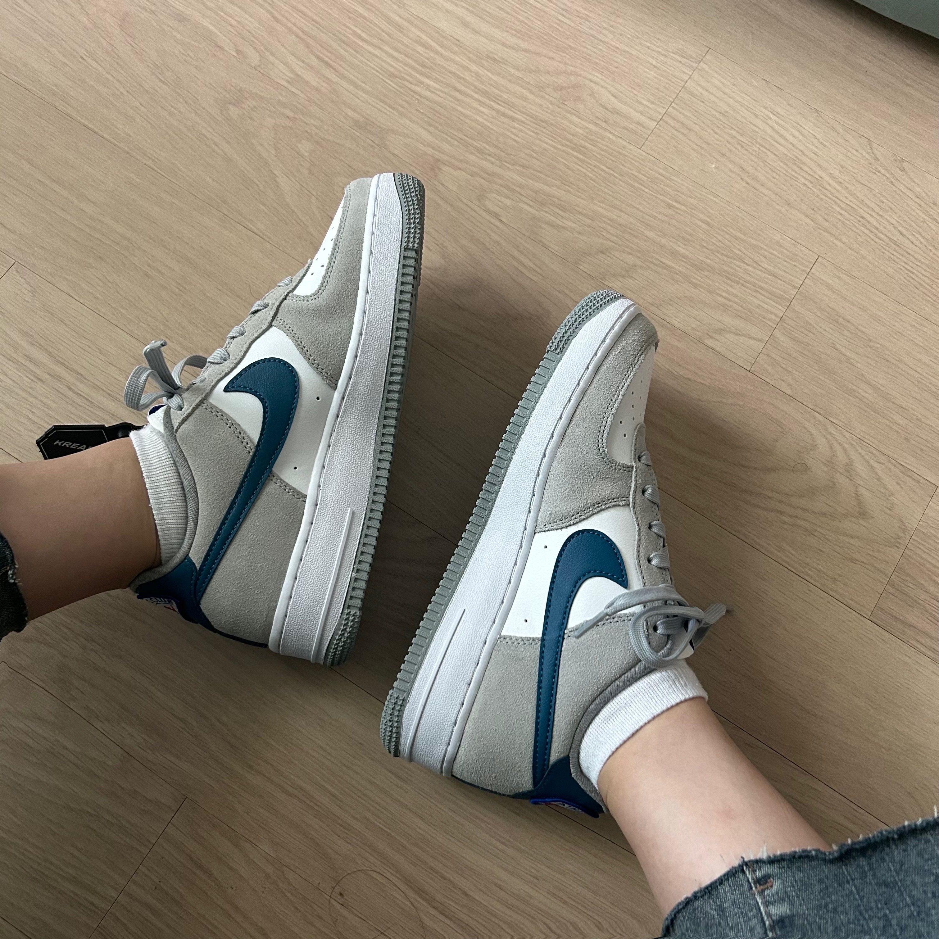 (GS) Nike Air Force 1 LV8 Athletic Club Light Smoke Grey Marina 착용 스타일 - 1