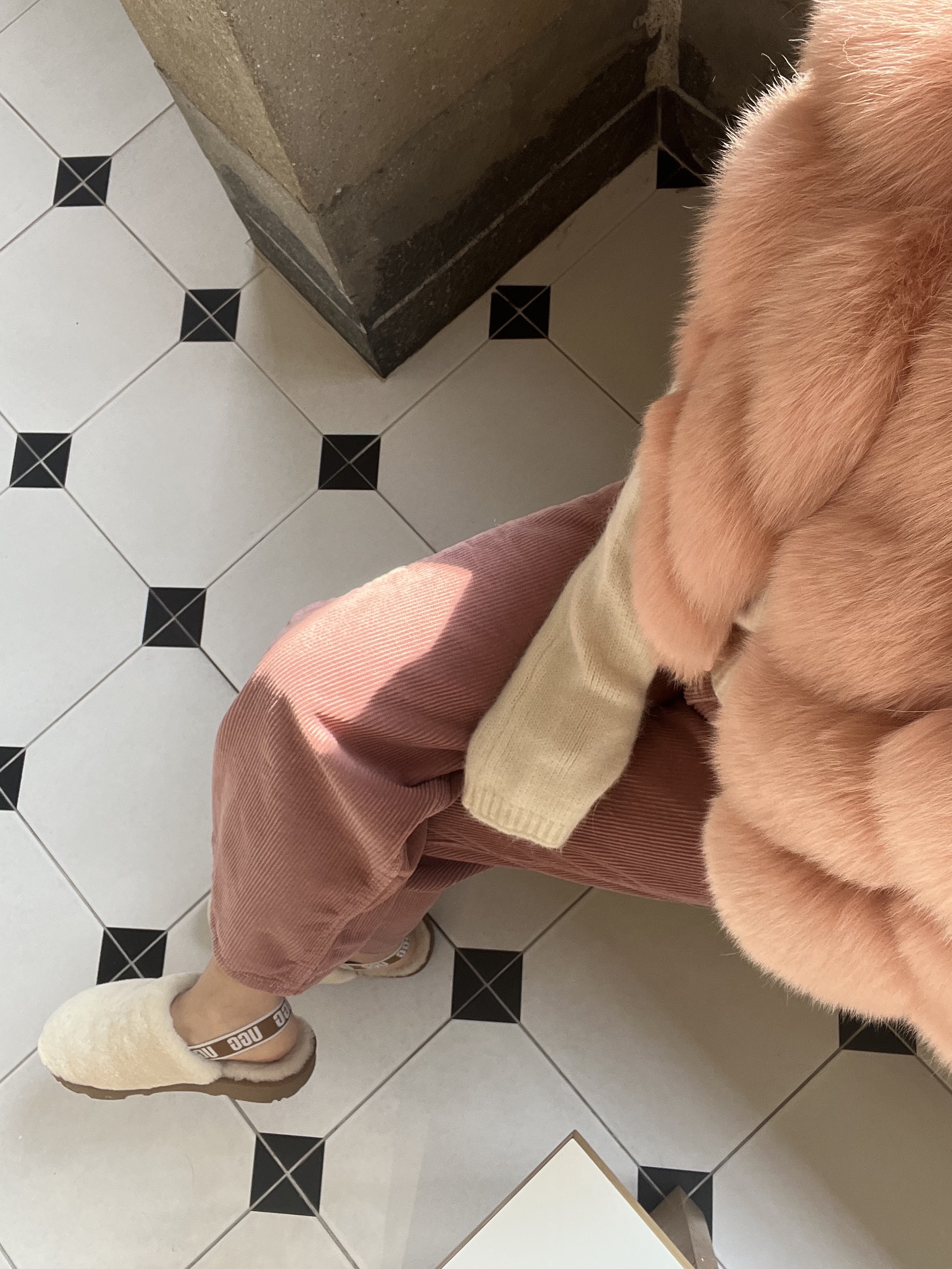 (Kids) UGG Fluff Yeah Clog Natural 착용 스타일 - 2