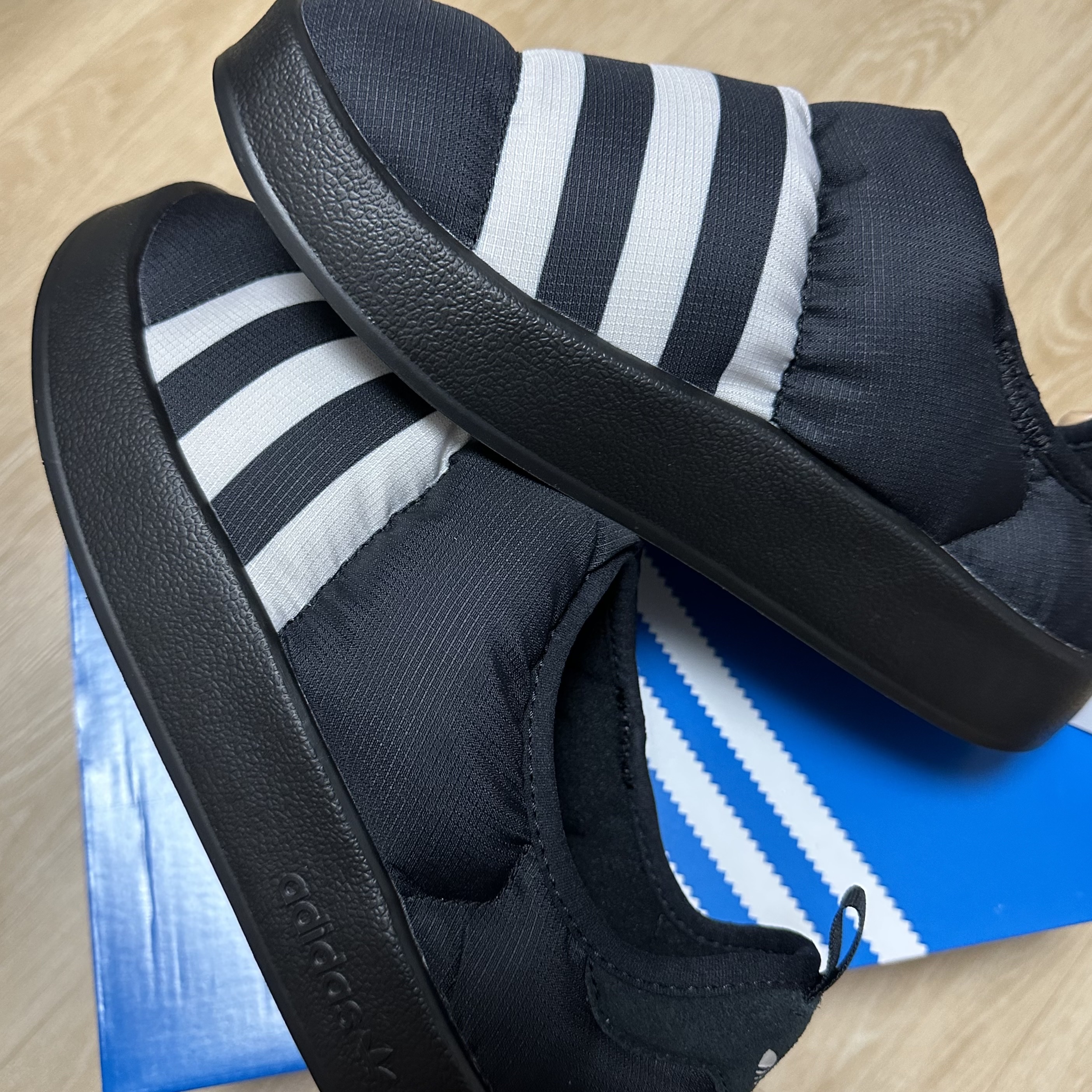 Adidas Puffylette Core Black 착용 스타일