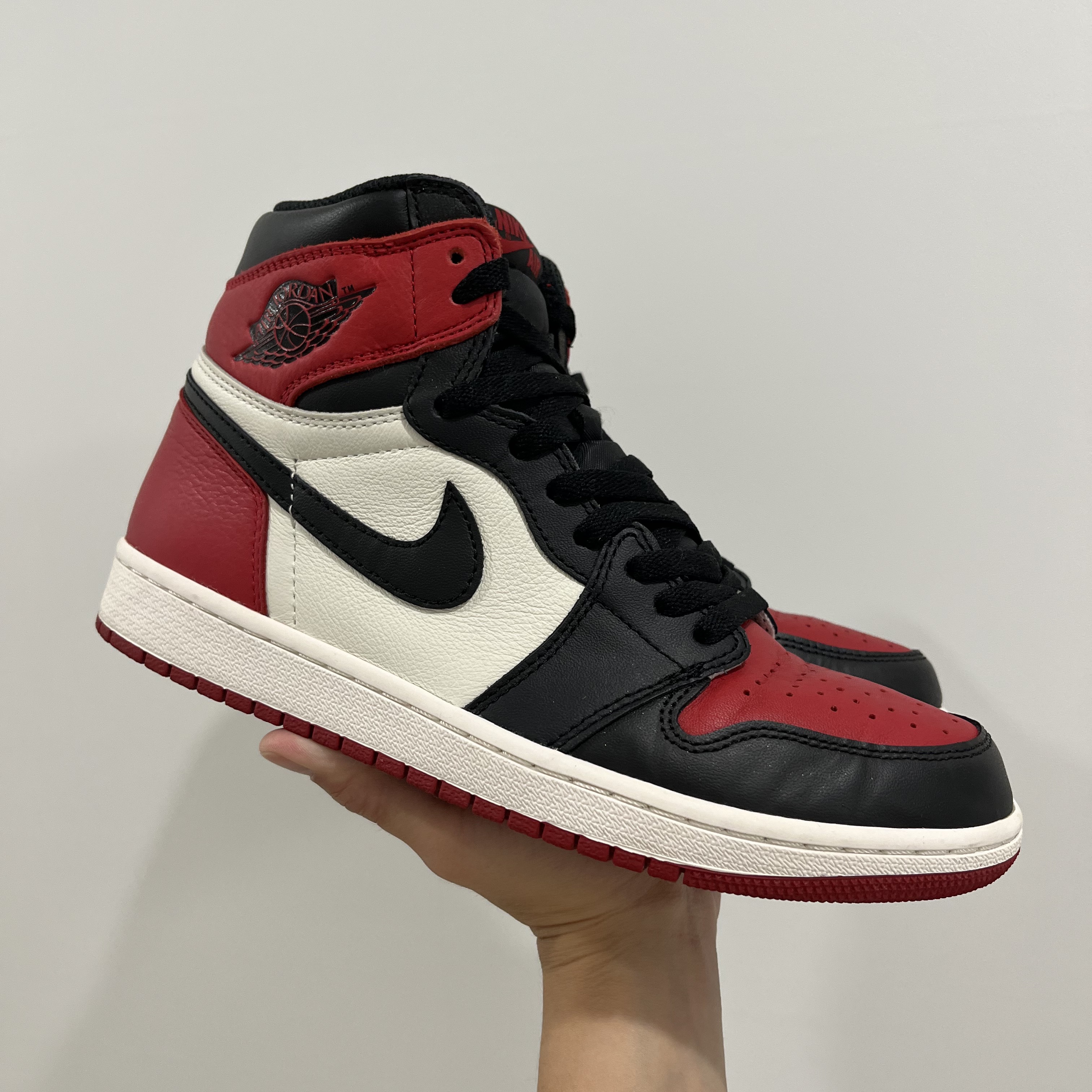 Jordan 1 Retro High OG Bred Toe, Jordan 1 Retro High OG Taxi 착용 스타일 - 1