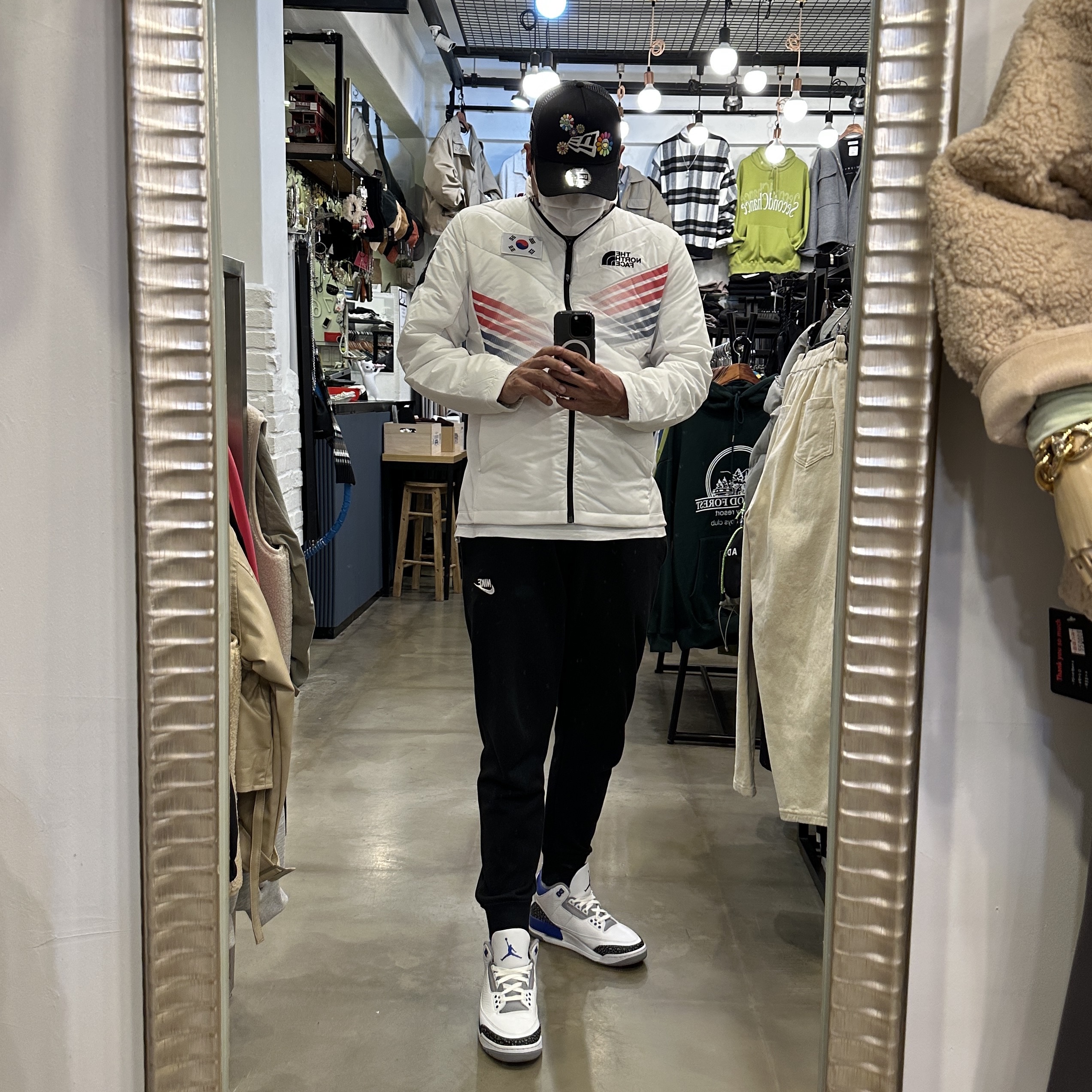 Jordan 3 Retro Racer Blue, New Era x Murakami Takashi Ohana A-Frame Mesh Cap Black 착용 스타일 - 2
