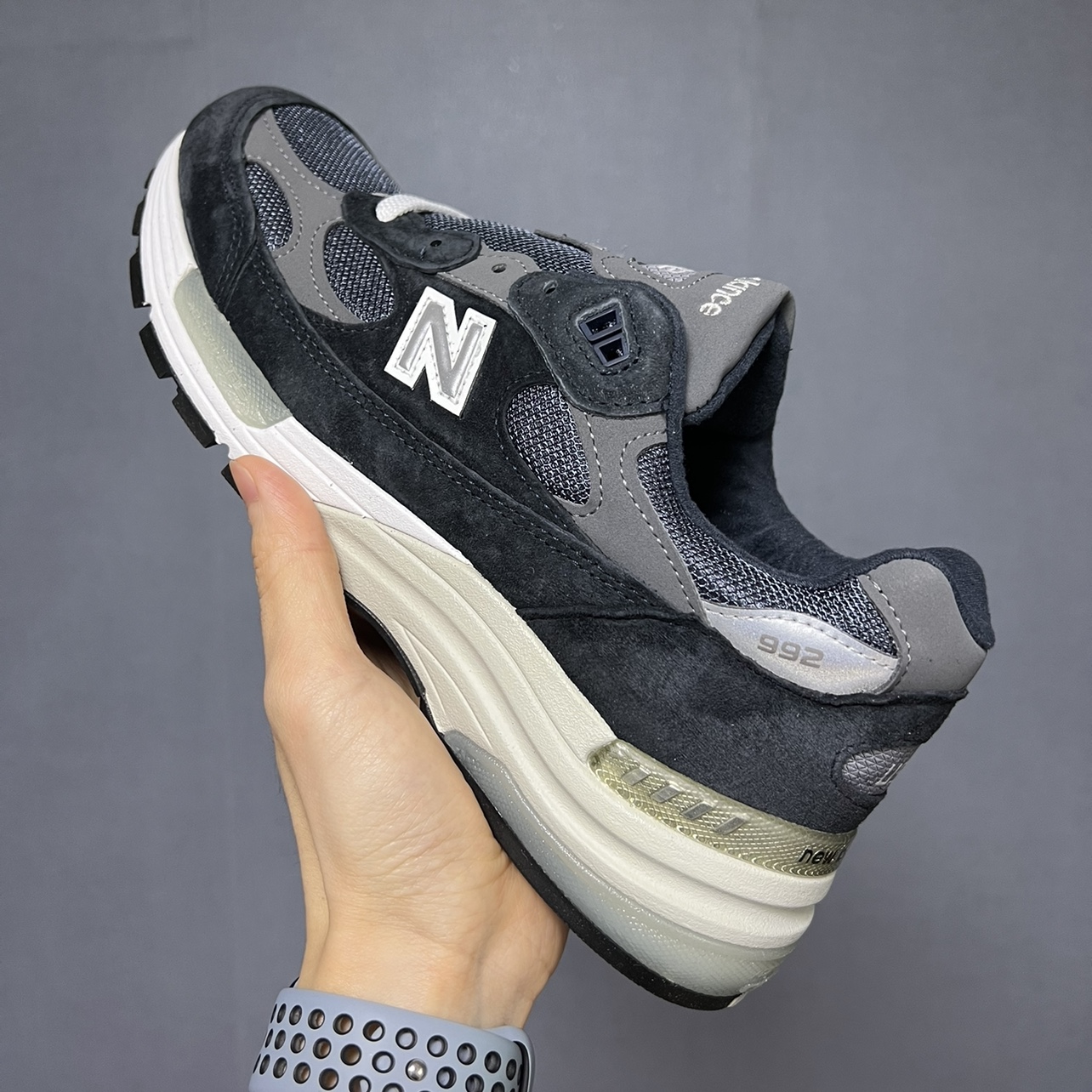 New Balance 992 Made in USA Navy 착용 스타일 - 2