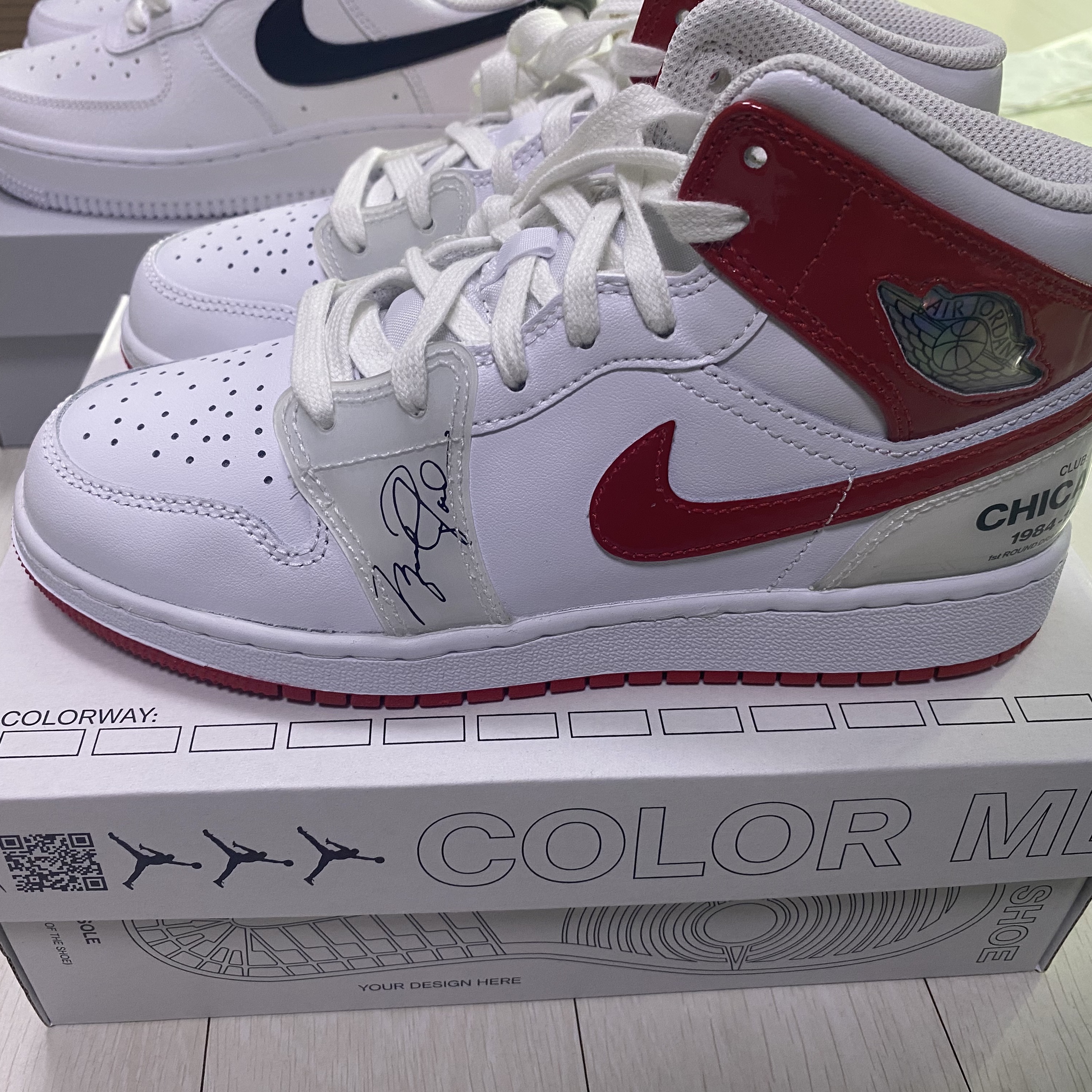 (GS) Jordan 1 Mid SS White University Red, (W) Nike Dunk Low Light Smoke Grey 착용 스타일 - 2