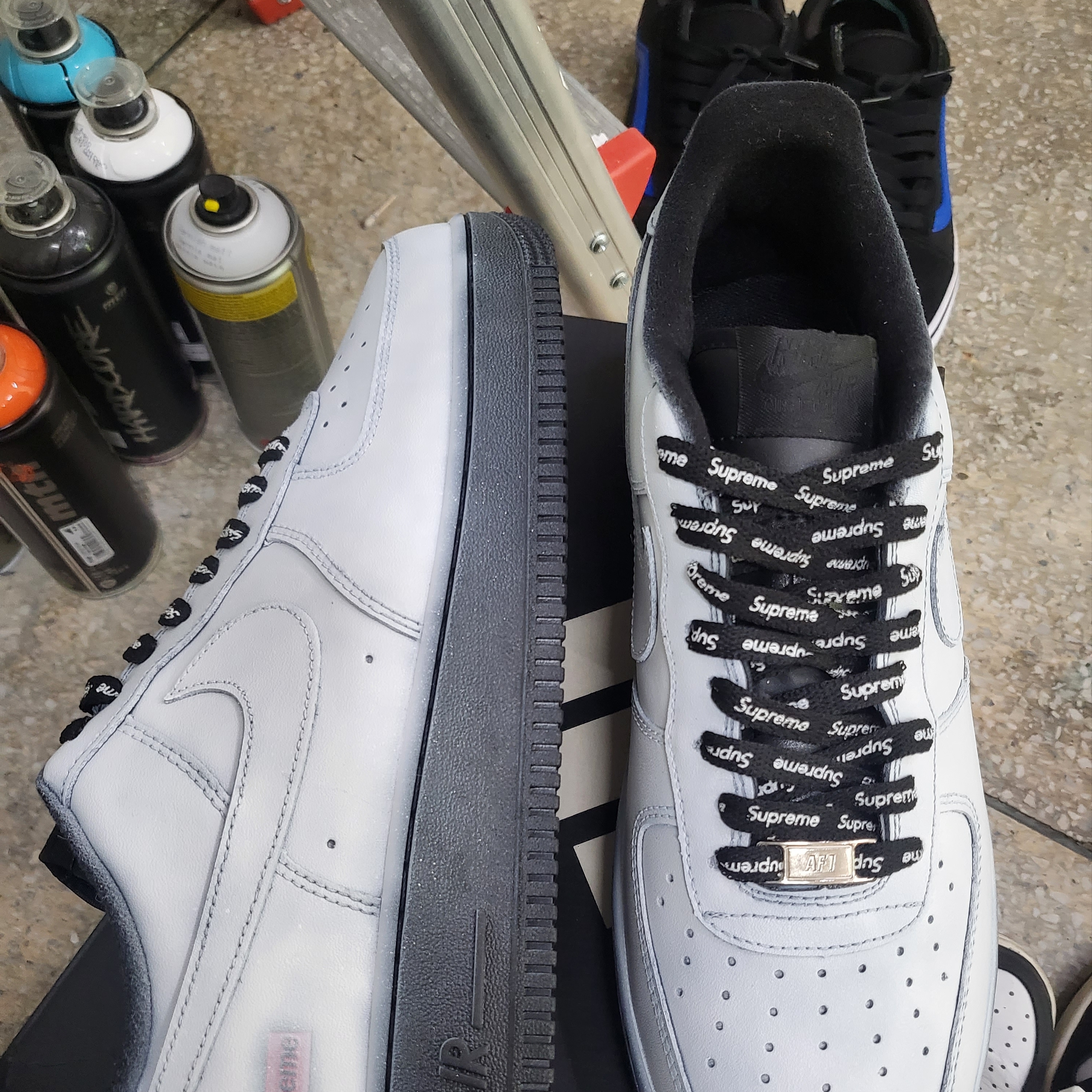 Nike Air Force 1 '07 Low Triple Black 착용 스타일 - 3