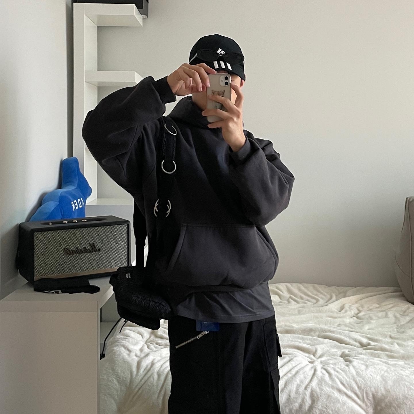 Yeezy Gap Engineered By Balenciaga Dove Shrunken Hoodie Black 착용 스타일 - 3