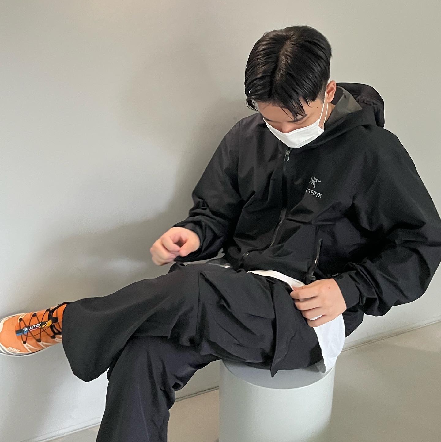 Arc'teryx Zeta SL Jacket Black, Salomon XT-6 Apricot Buff 착용 스타일 - 1
