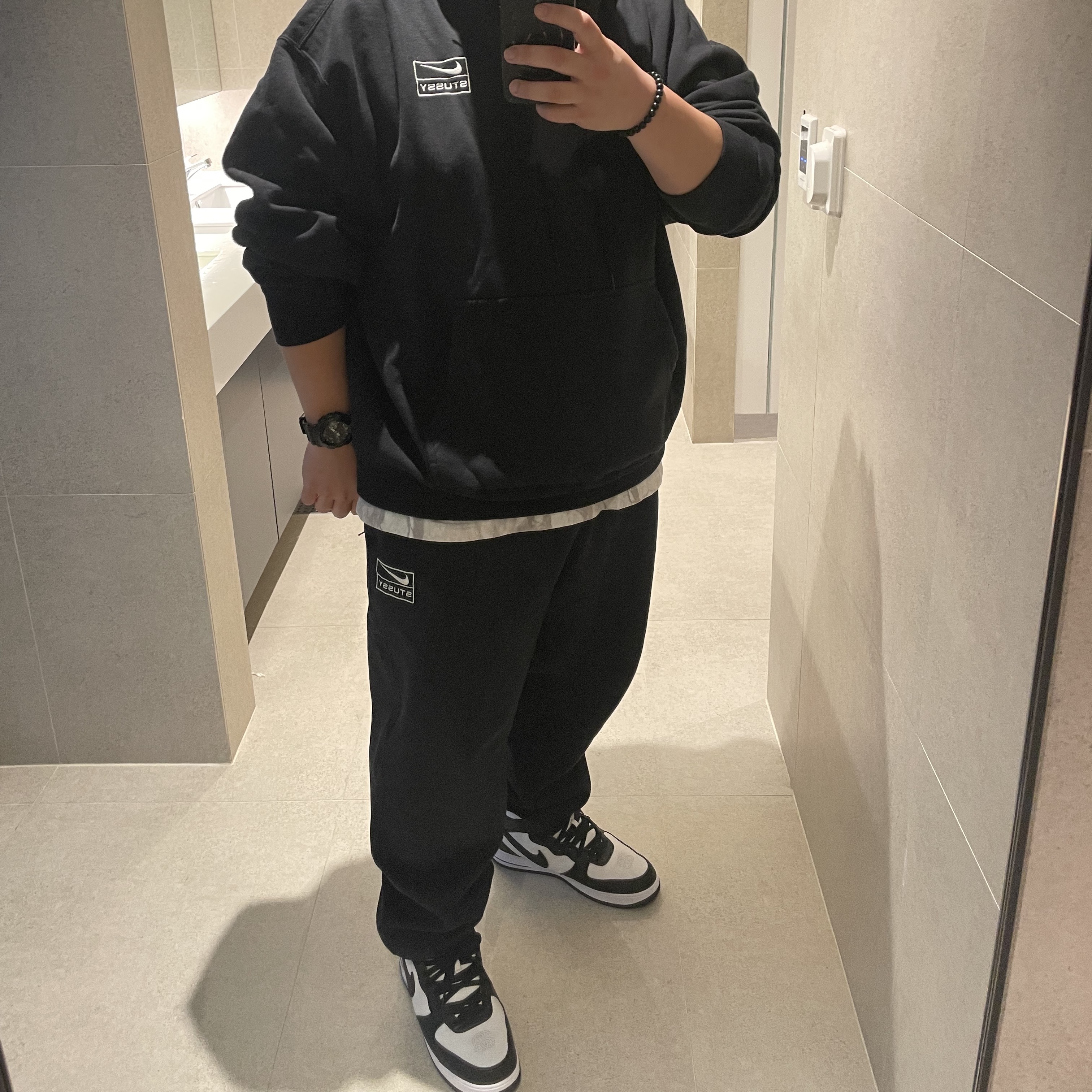 Nike x Stussy Air Force 1 '07 Mid SP Black and Light Bone, Nike x Stussy NRG RA Washed Pullover Hoodie Black (DN4028-010) 착용 스타일