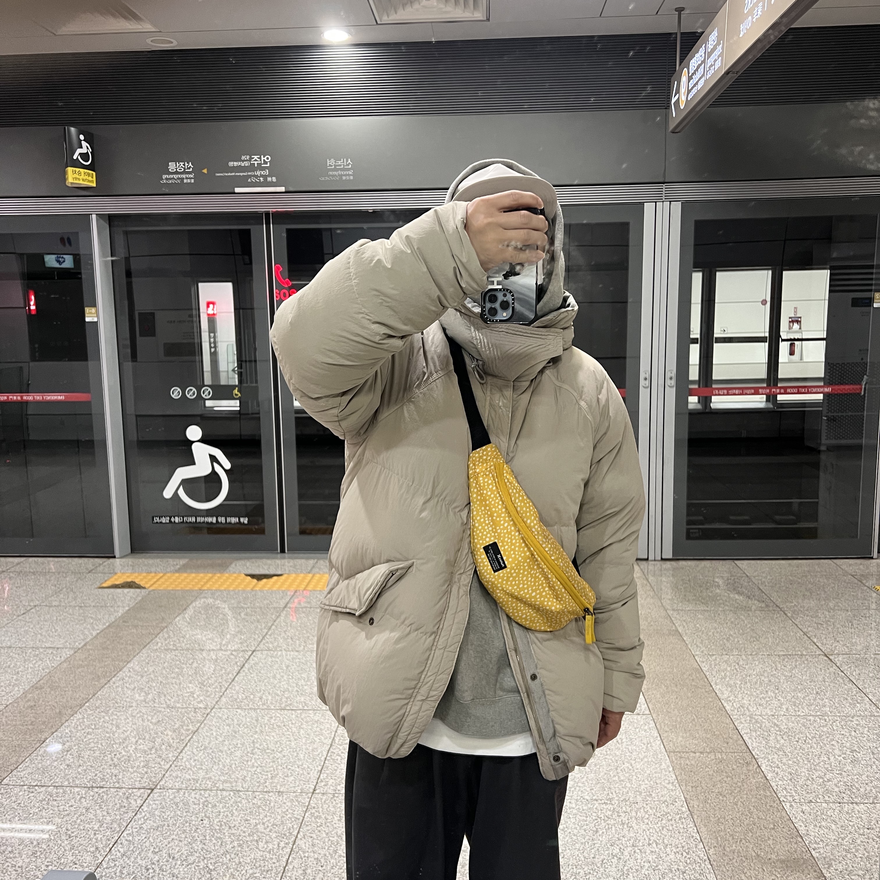 Essentials The Core Collection Pullover Hoodie Heather Oatmeal, Ten C Artic Down Parka Pale Taupe 착용 스타일