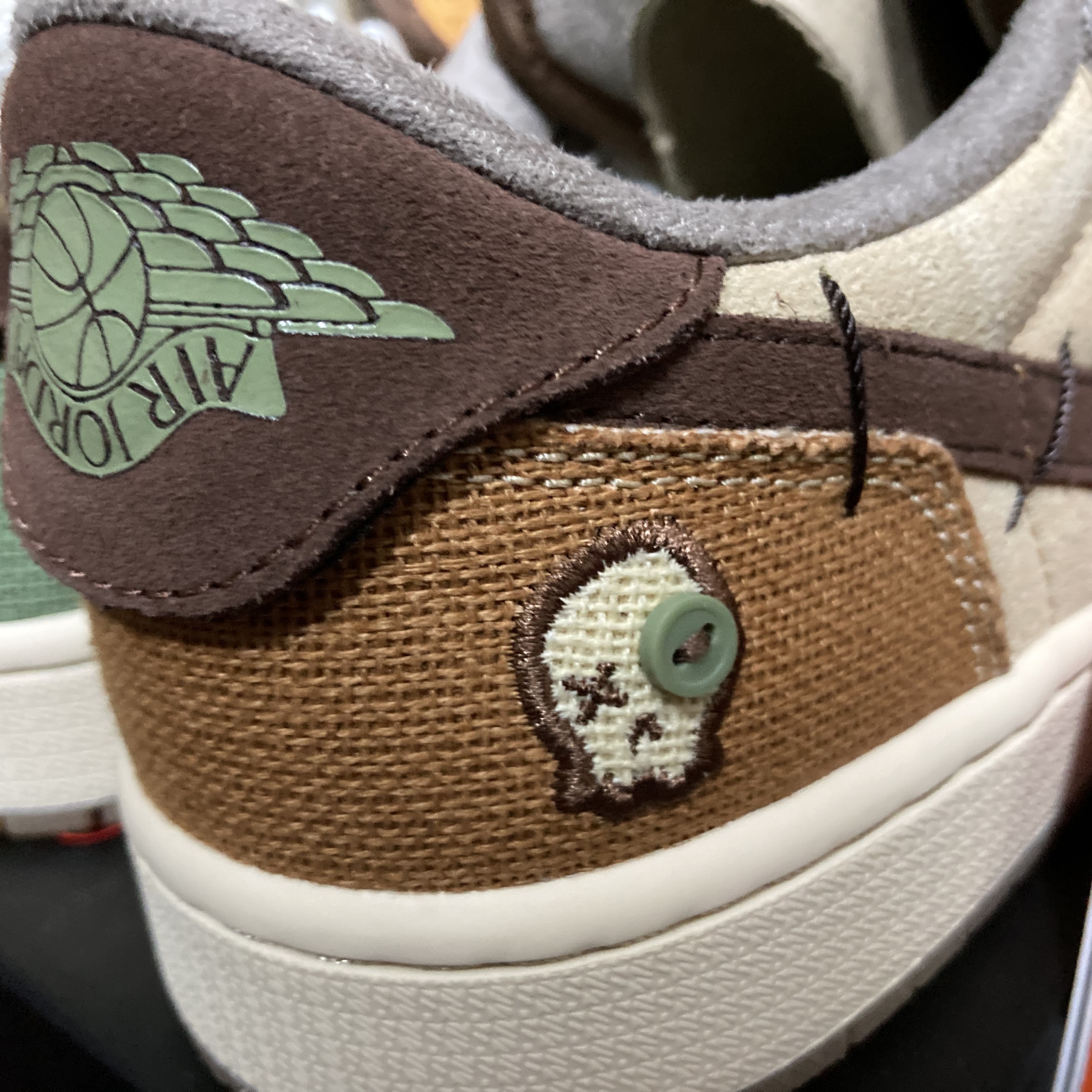 Jordan 1 x Zion Williamson Retro Low OG Flax and Oil Green 착용 스타일 - 2