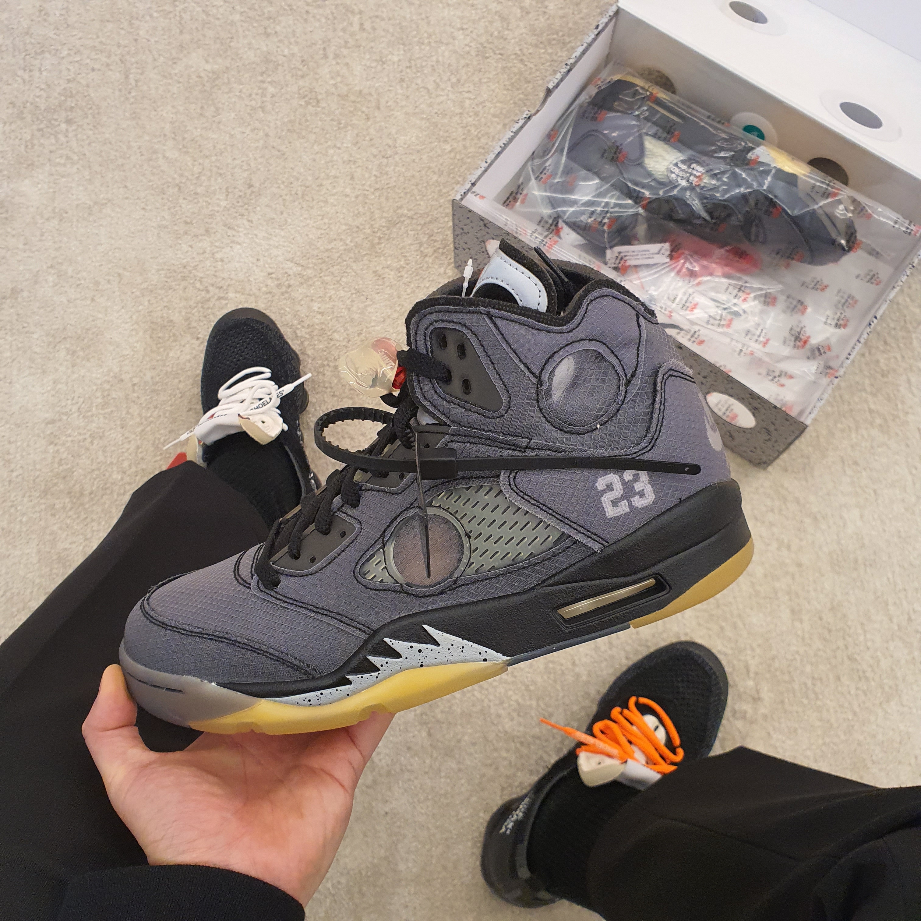 Jordan 5 x Off-White Retro SP Black Muslin 착용 스타일 - 1
