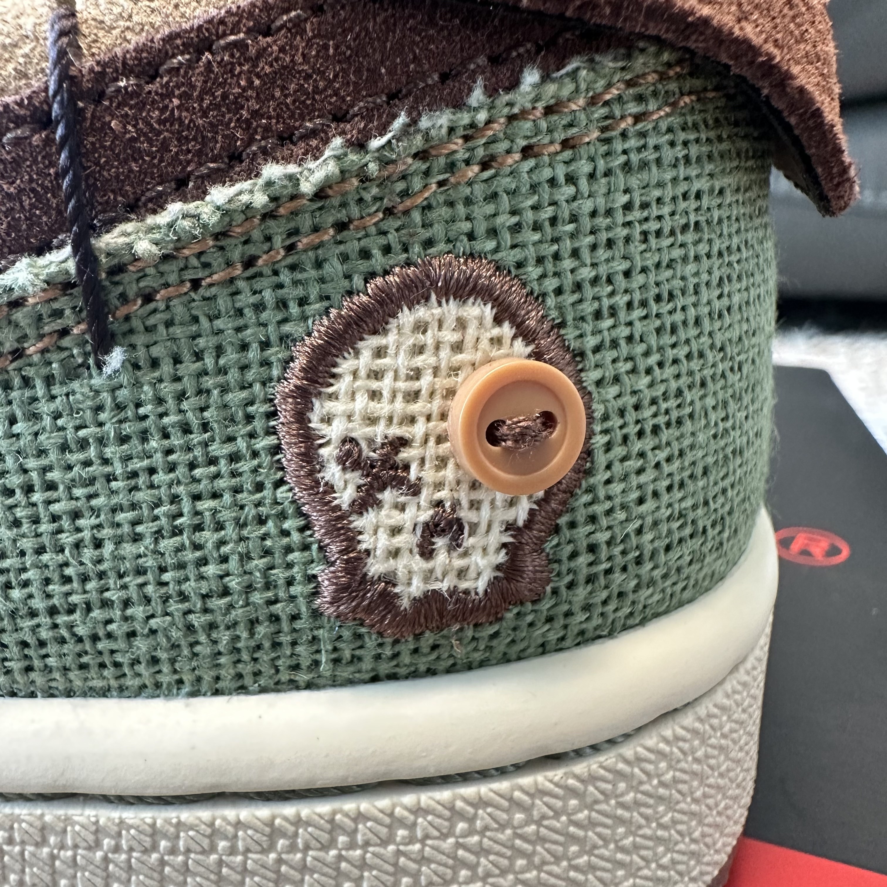 Jordan 1 x Zion Williamson Retro Low OG Flax and Oil Green 착용 스타일 - 3