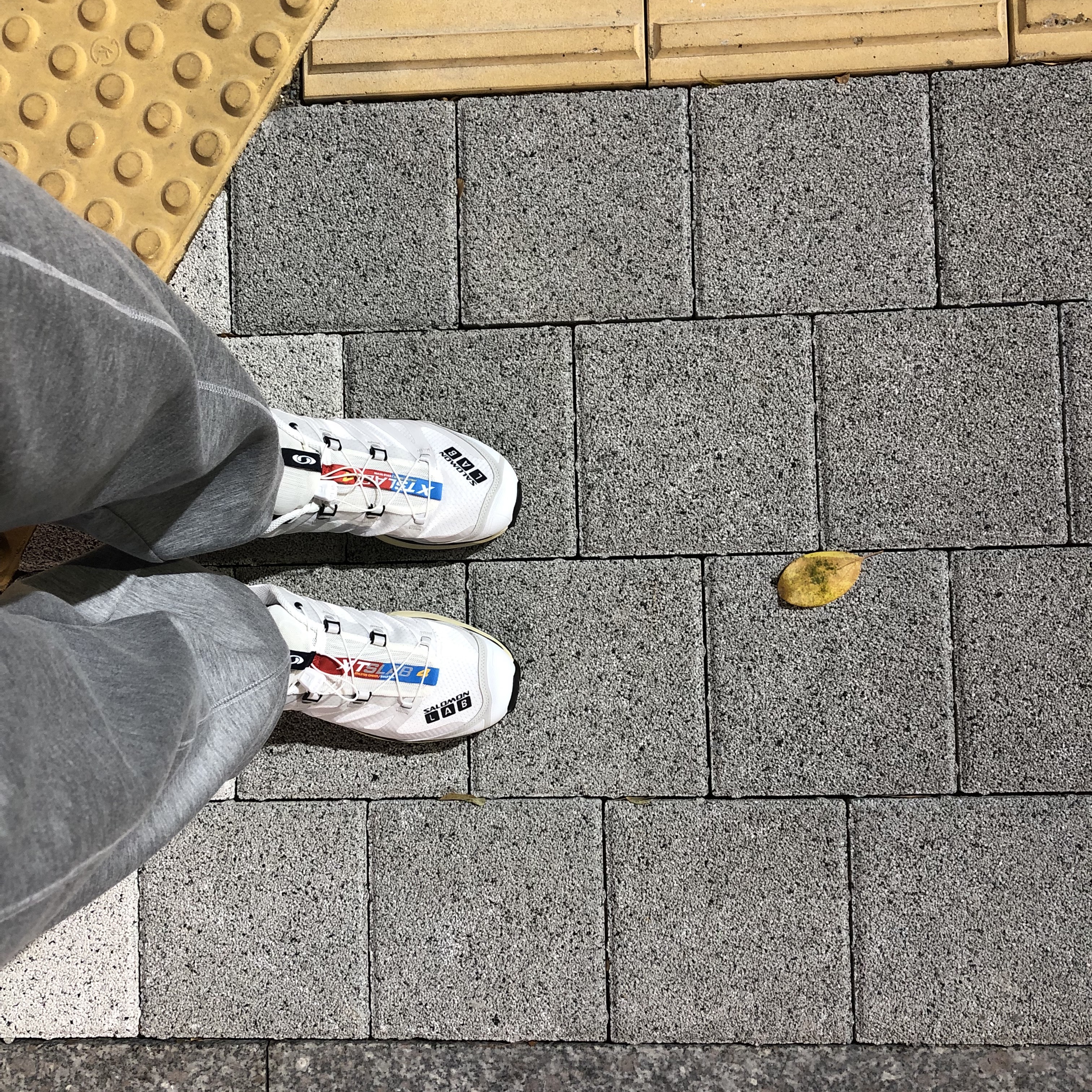 Salomon XT-4 White Lunar Rock 착용 스타일 - 5
