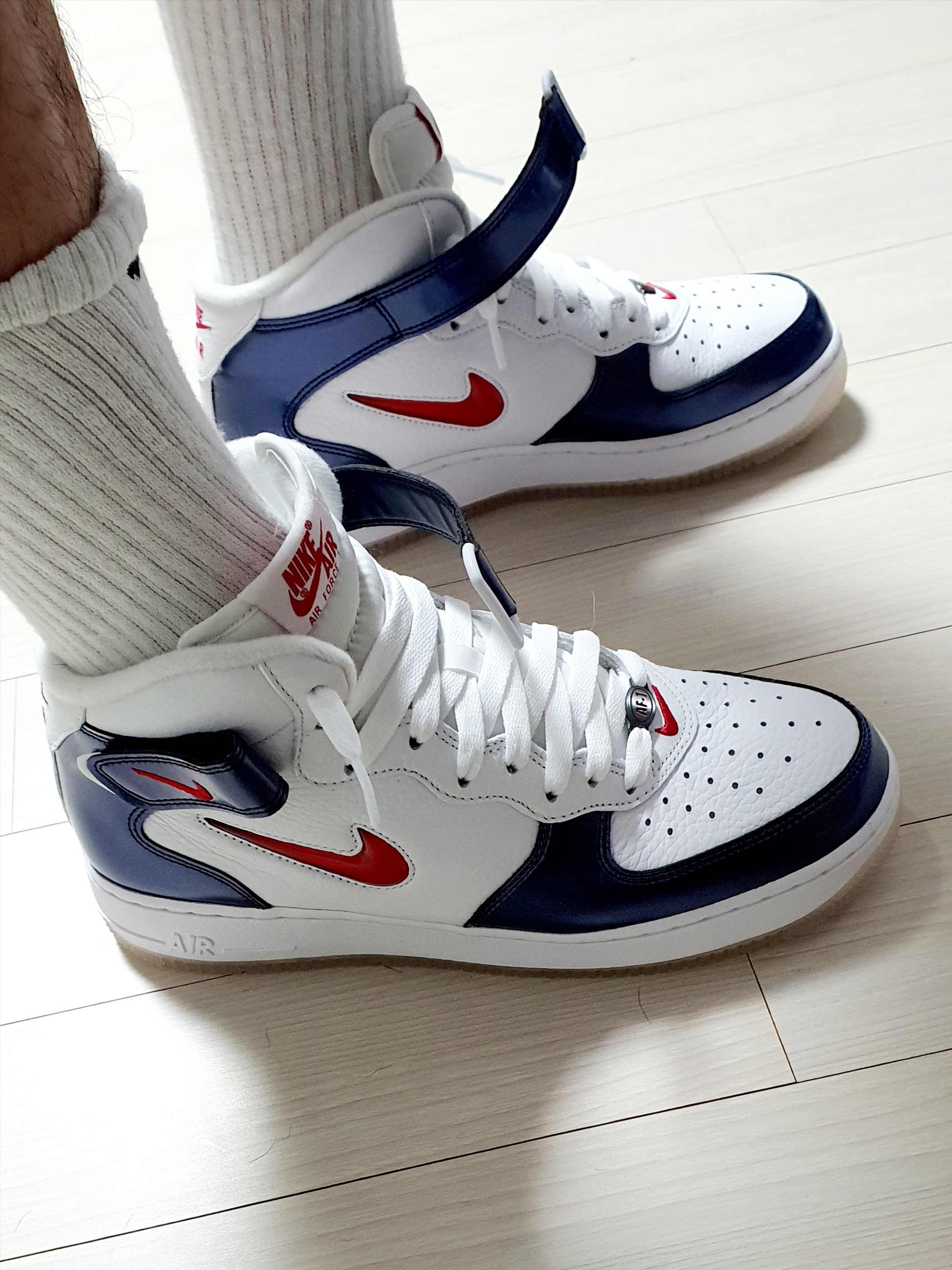 Nike Air Force 1 Mid QS University Red and Midnight Navy 착용 스타일