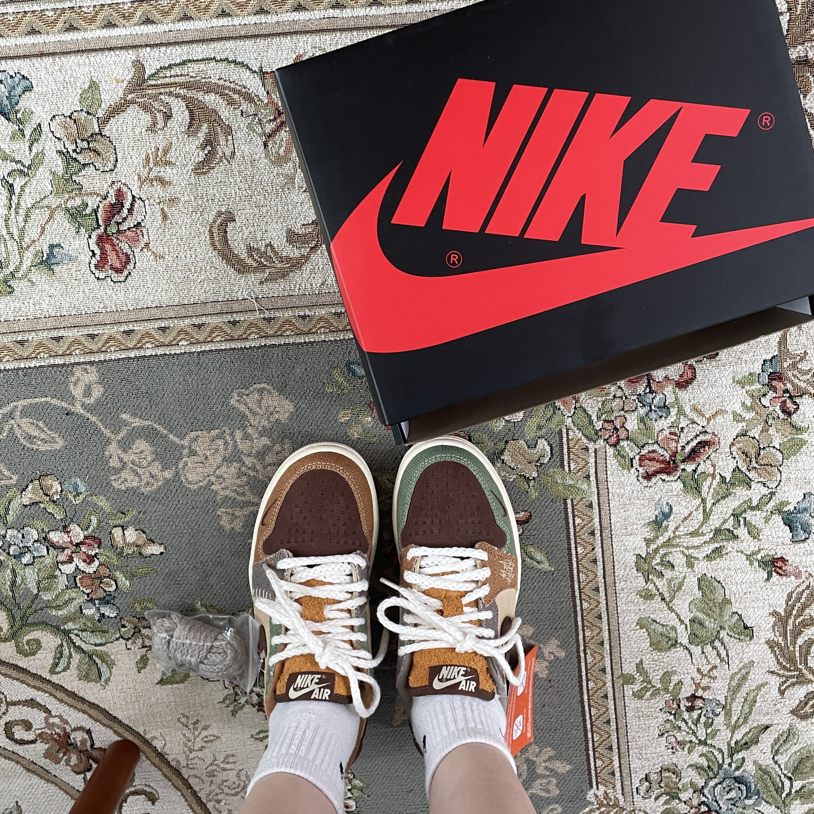 Jordan 1 x Zion Williamson Retro Low OG Flax and Oil Green 착용 스타일 - 5
